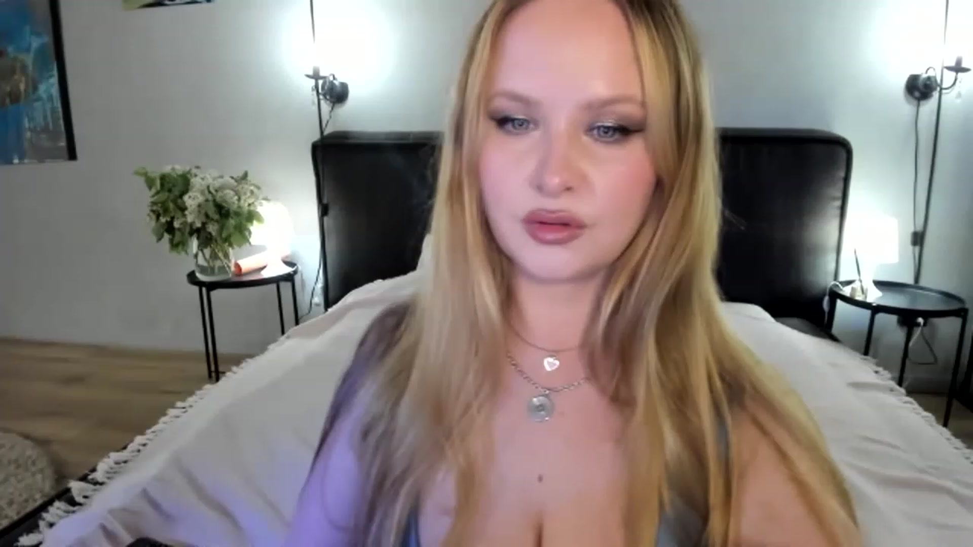 Gallery image thumbnail from F_L_E_U_R's myfreecams stream on, 05/23/2023, 21:52 image 16 of 20