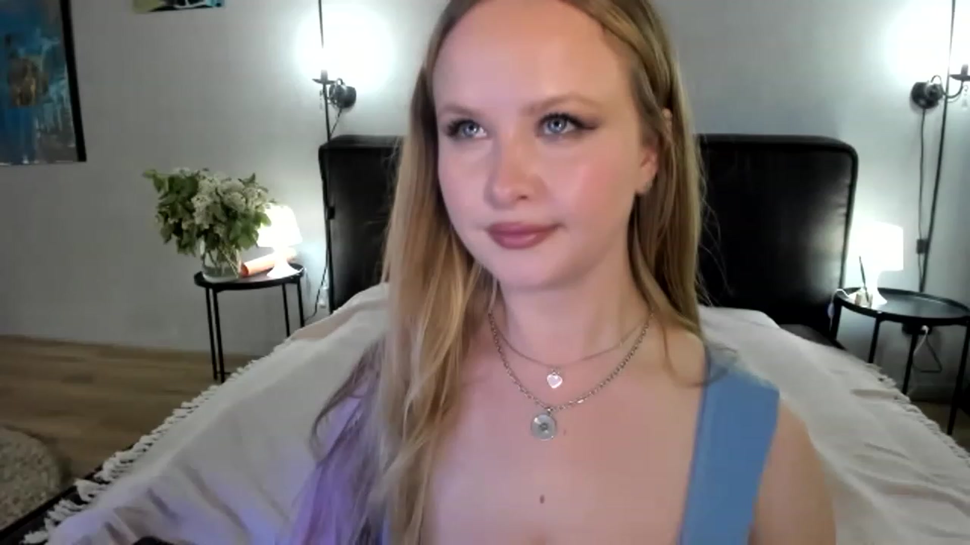 Gallery image thumbnail from F_L_E_U_R's myfreecams stream on, 05/23/2023, 21:52 image 19 of 20
