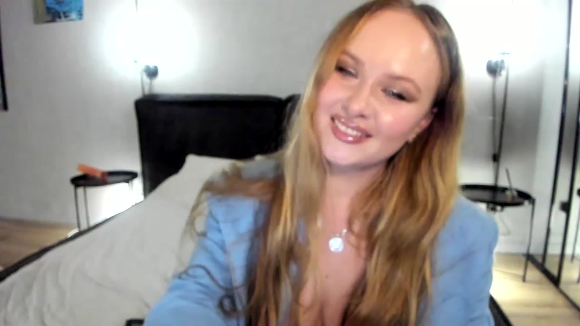 Gallery image thumbnail from F_L_E_U_R's myfreecams stream on, 05/31/2023, 21:03 image 7 of 20