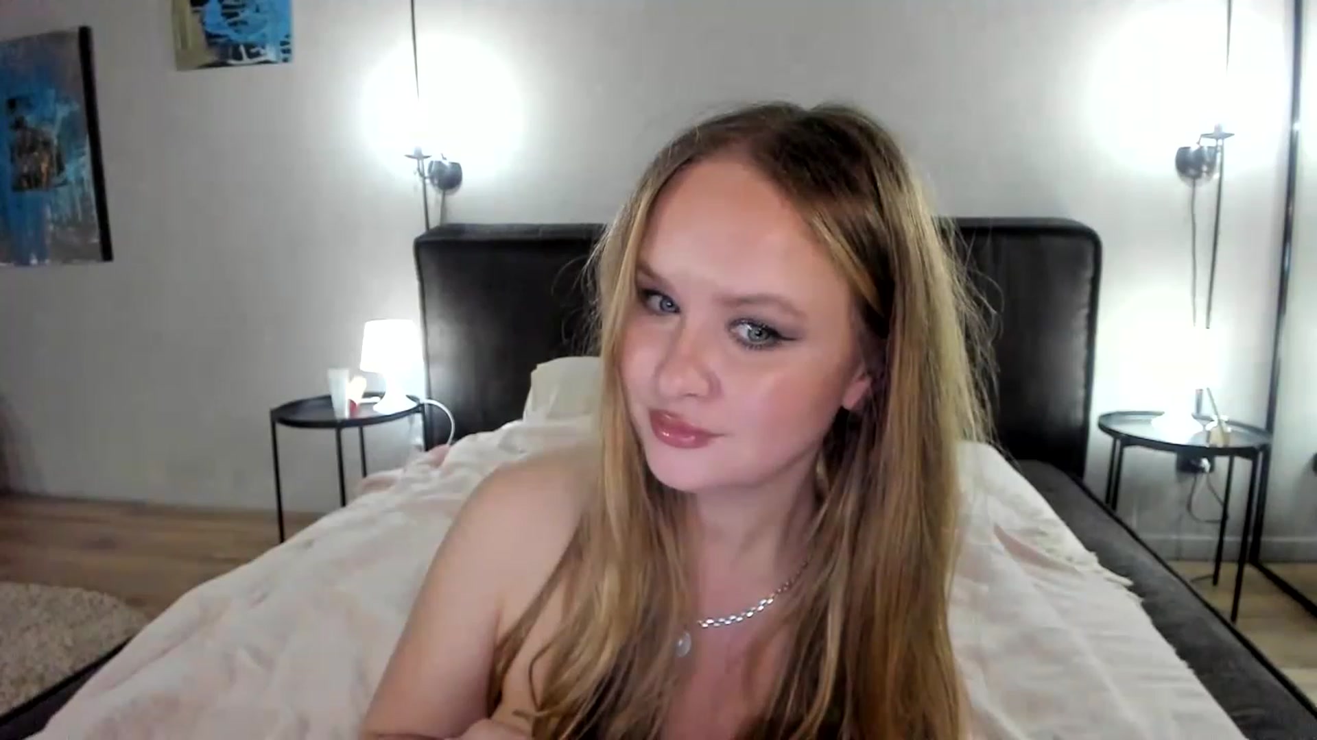 Gallery image thumbnail from F_L_E_U_R's myfreecams stream on, 06/04/2023, 21:37 image 2 of 20