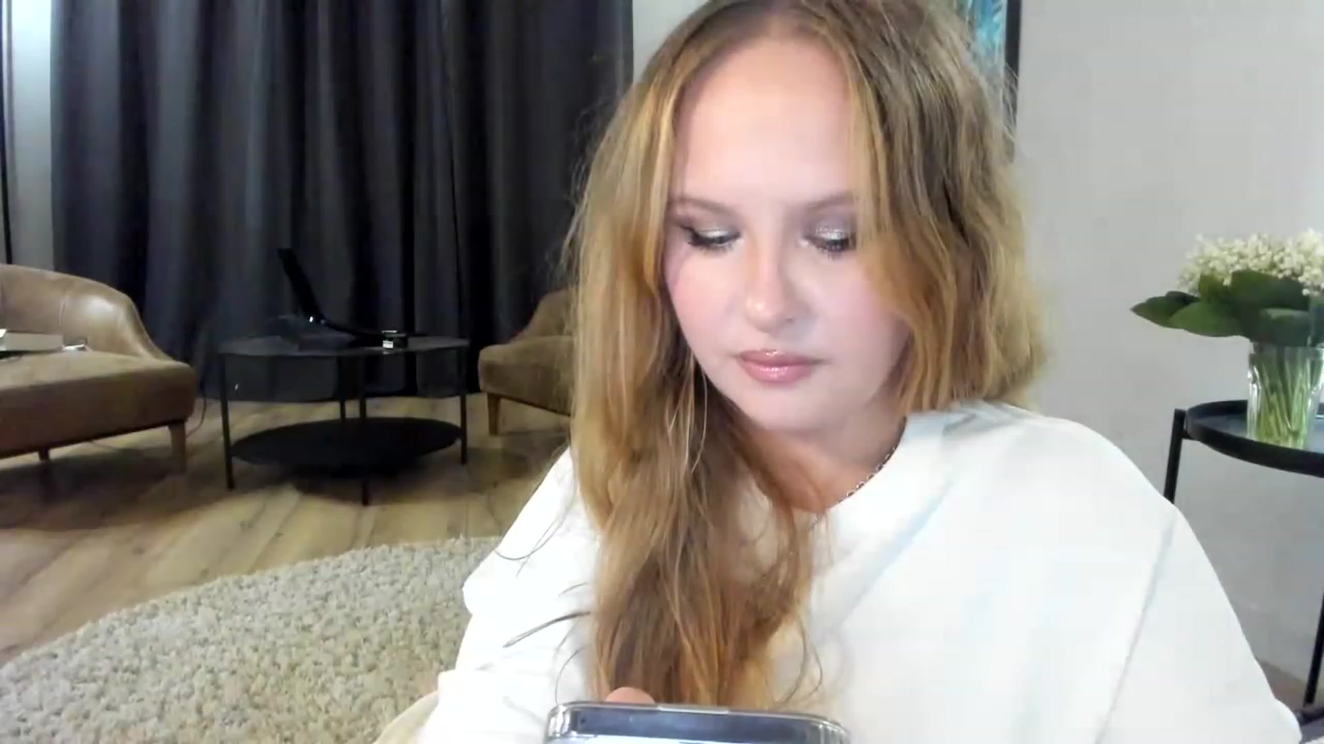 Gallery image thumbnail from F_L_E_U_R's myfreecams stream on, 06/06/2023, 22:50 image 4 of 20