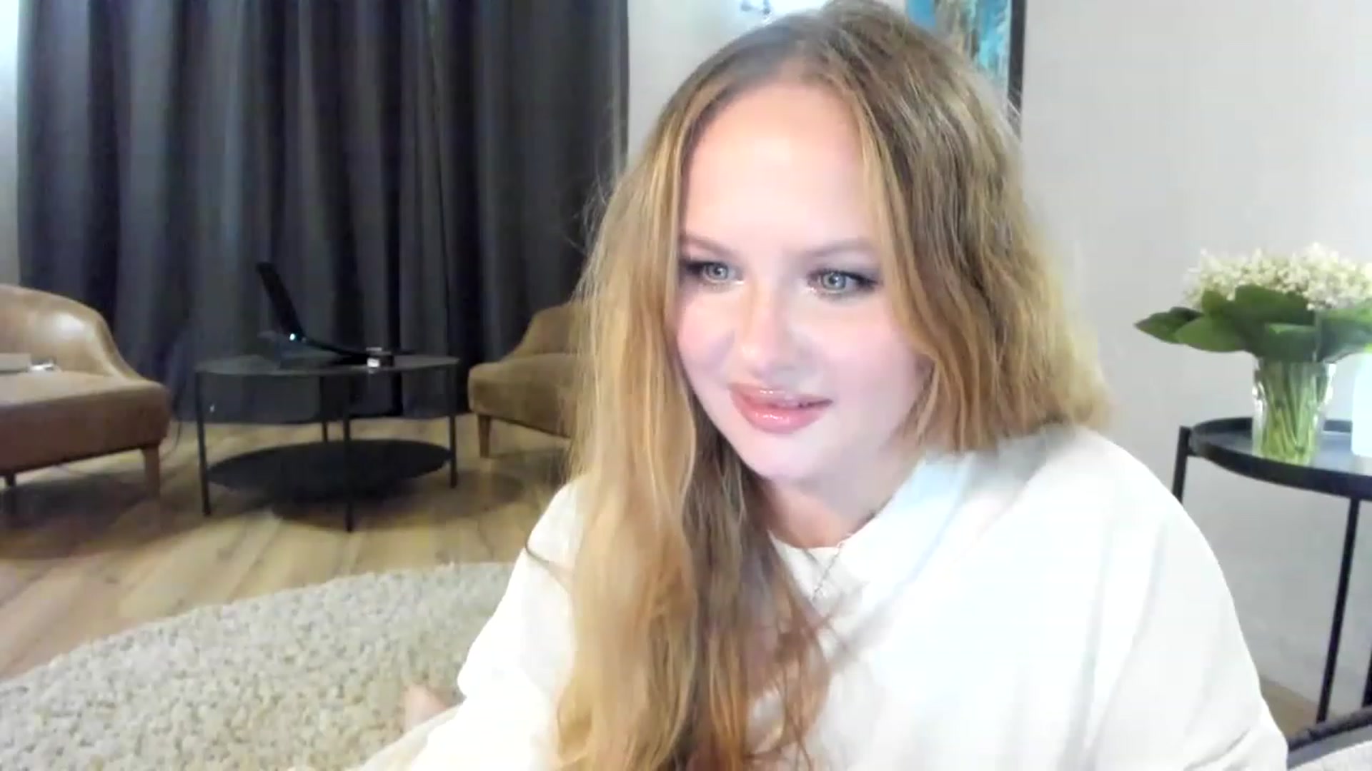Gallery image thumbnail from F_L_E_U_R's myfreecams stream on, 06/06/2023, 22:50 image 11 of 20