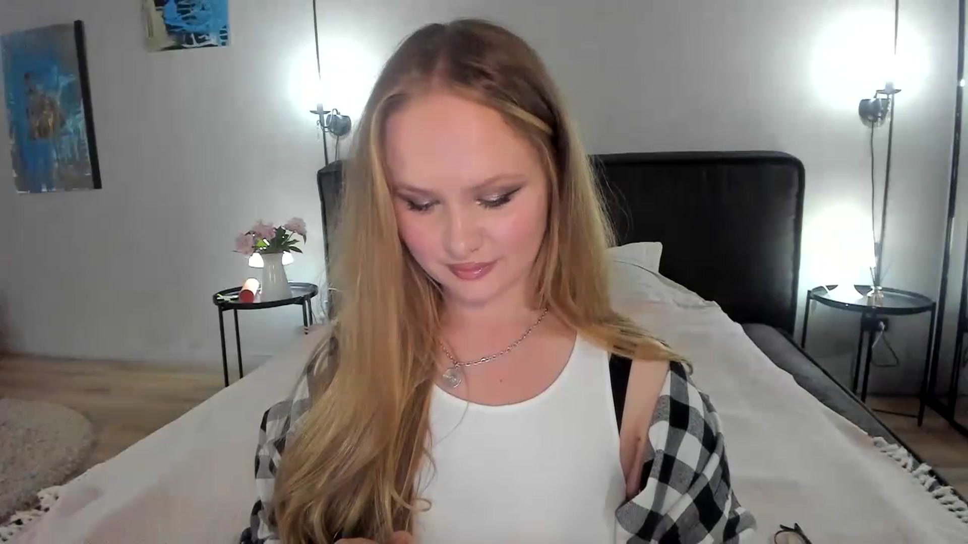 Gallery image thumbnail from F_L_E_U_R's myfreecams stream on, 06/11/2023, 21:23 image 10 of 20