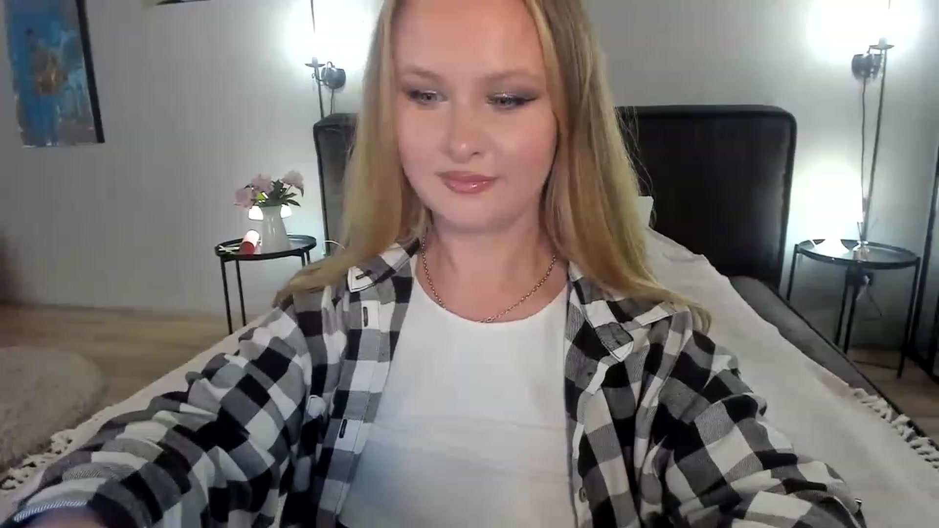 Gallery image thumbnail from F_L_E_U_R's myfreecams stream on, 06/11/2023, 21:23 image 15 of 20