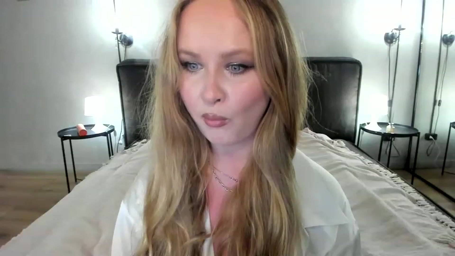Gallery image thumbnail from F_L_E_U_R's myfreecams stream on, 06/20/2023, 21:28 image 7 of 20