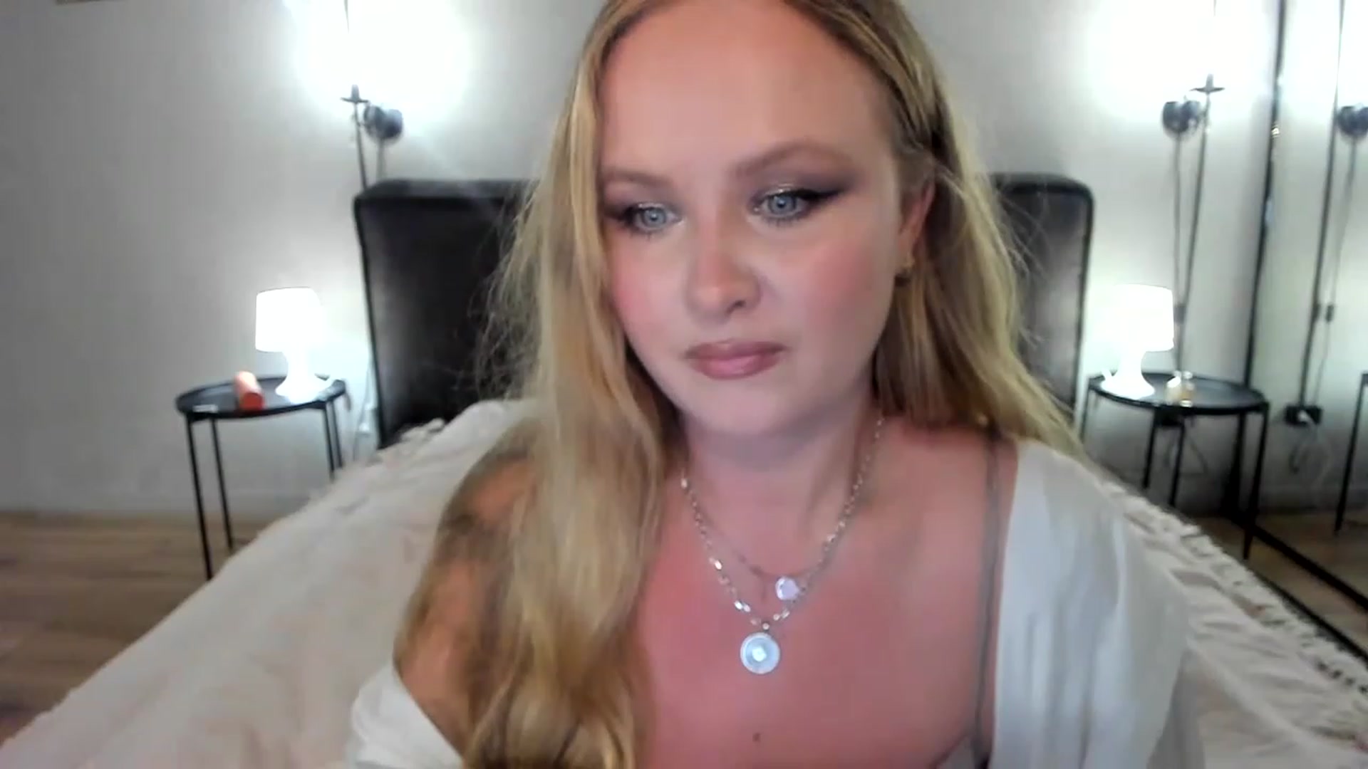 Gallery image thumbnail from F_L_E_U_R's myfreecams stream on, 06/20/2023, 21:28 image 13 of 20