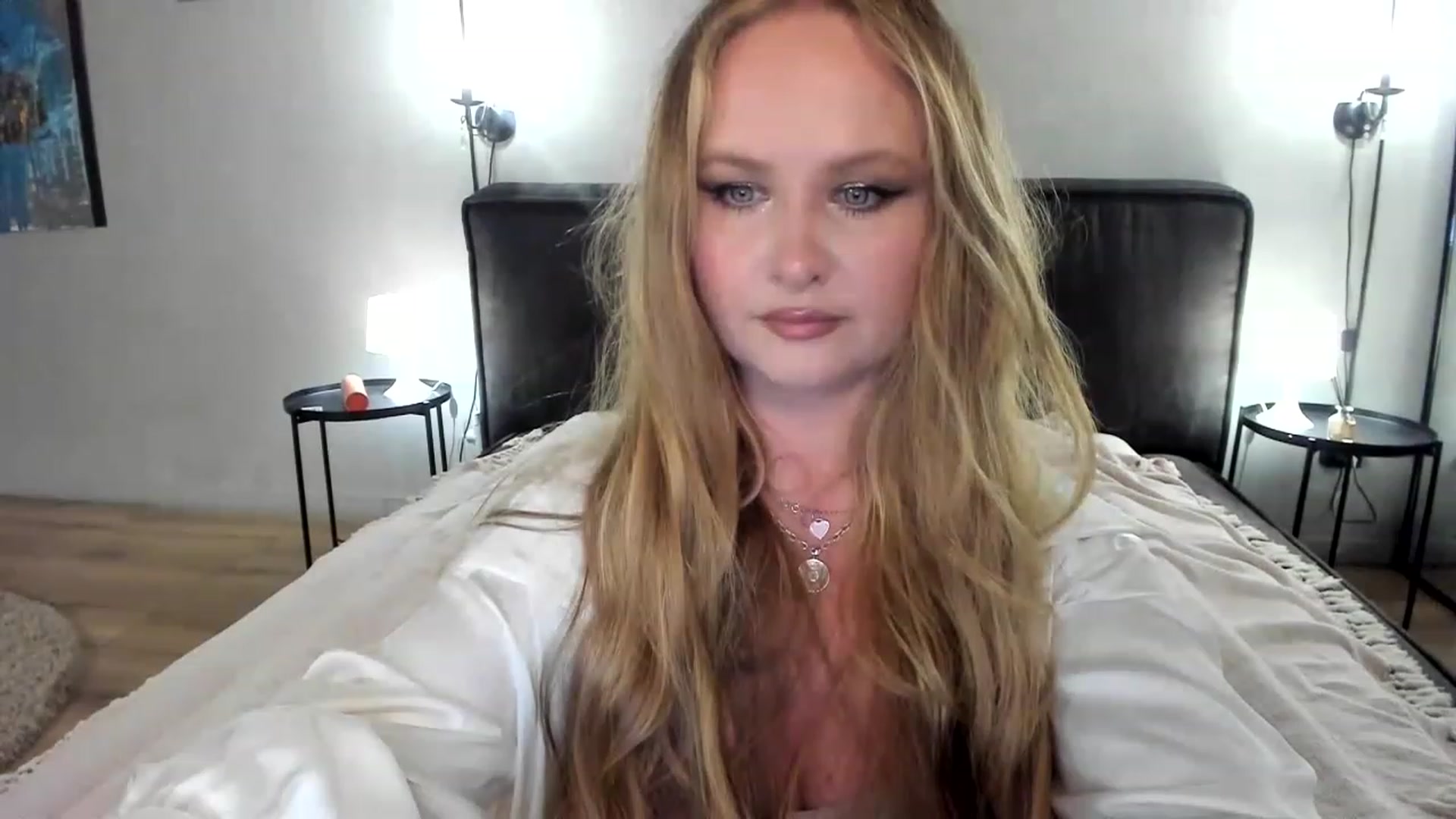 Gallery image thumbnail from F_L_E_U_R's myfreecams stream on, 06/20/2023, 21:28 image 15 of 20