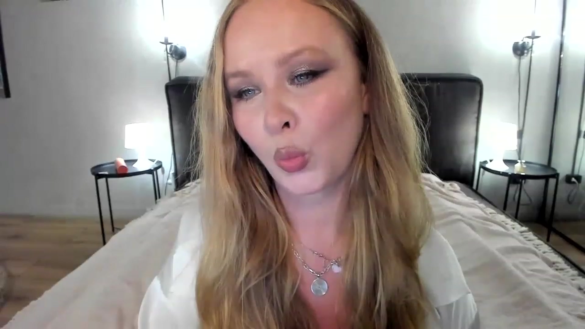 Gallery image thumbnail from F_L_E_U_R's myfreecams stream on, 06/20/2023, 21:28 image 8 of 20