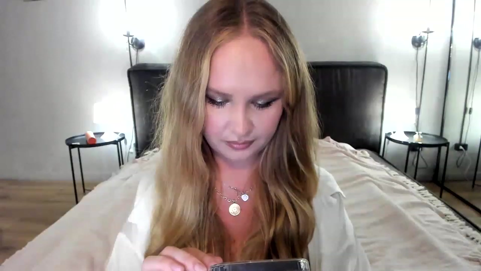 Gallery image thumbnail from F_L_E_U_R's myfreecams stream on, 06/20/2023, 21:28 image 9 of 20