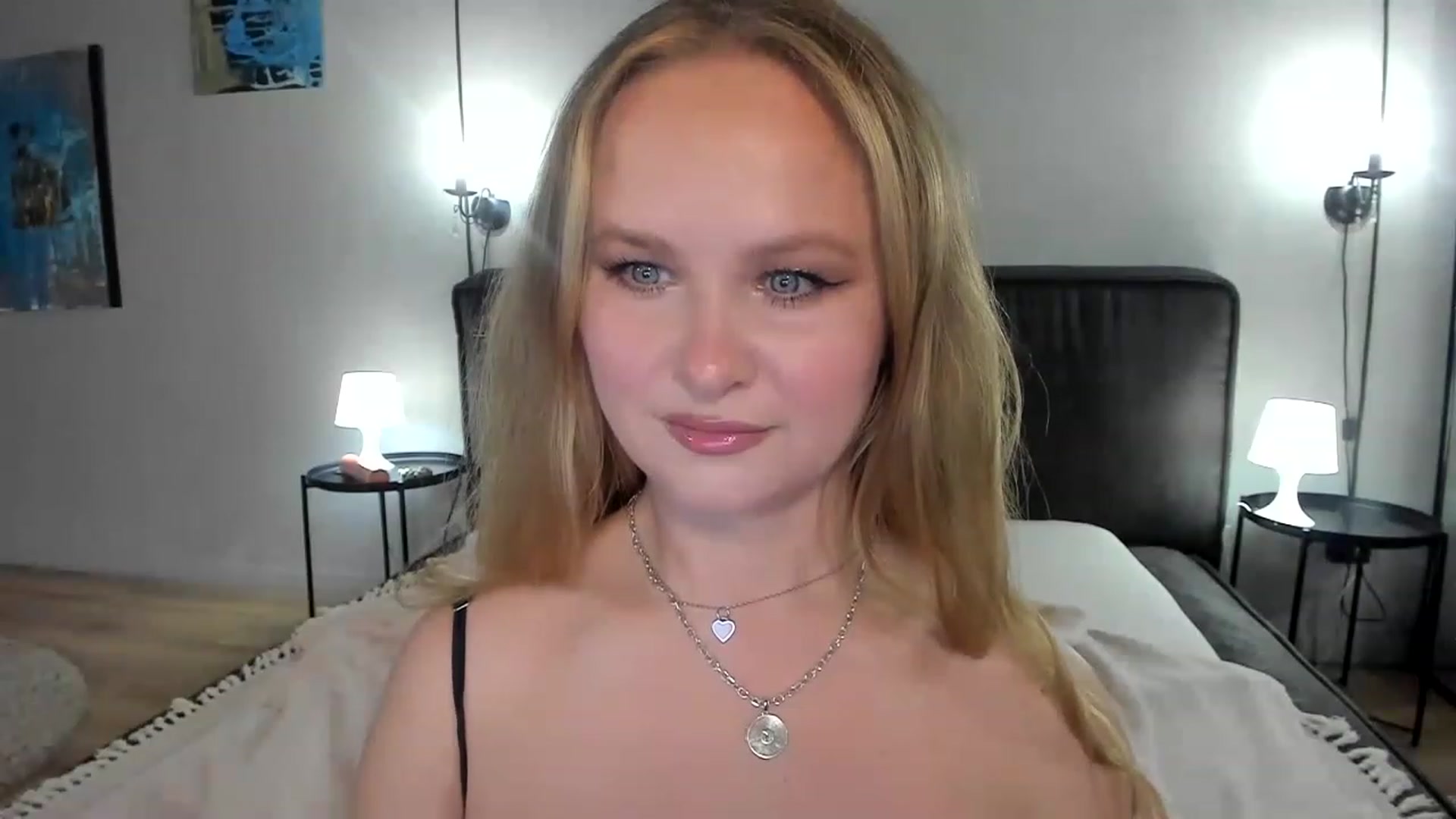 Gallery image thumbnail from F_L_E_U_R's myfreecams stream on, 07/01/2023, 22:40 image 17 of 20