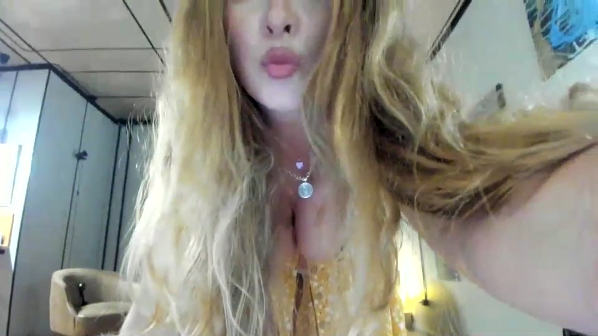 Gallery image thumbnail from F_L_E_U_R's myfreecams stream on, 07/18/2023, 20:00 image 11 of 20