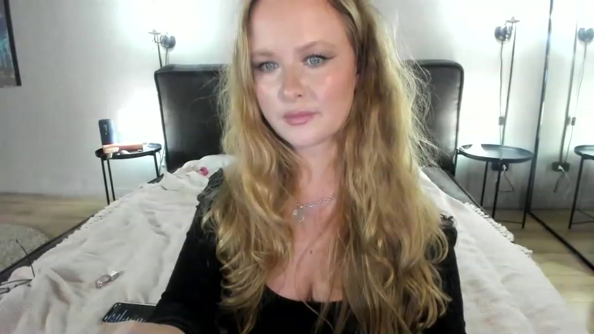 Gallery image thumbnail from F_L_E_U_R's myfreecams stream on, 07/31/2023, 24:01 image 16 of 20