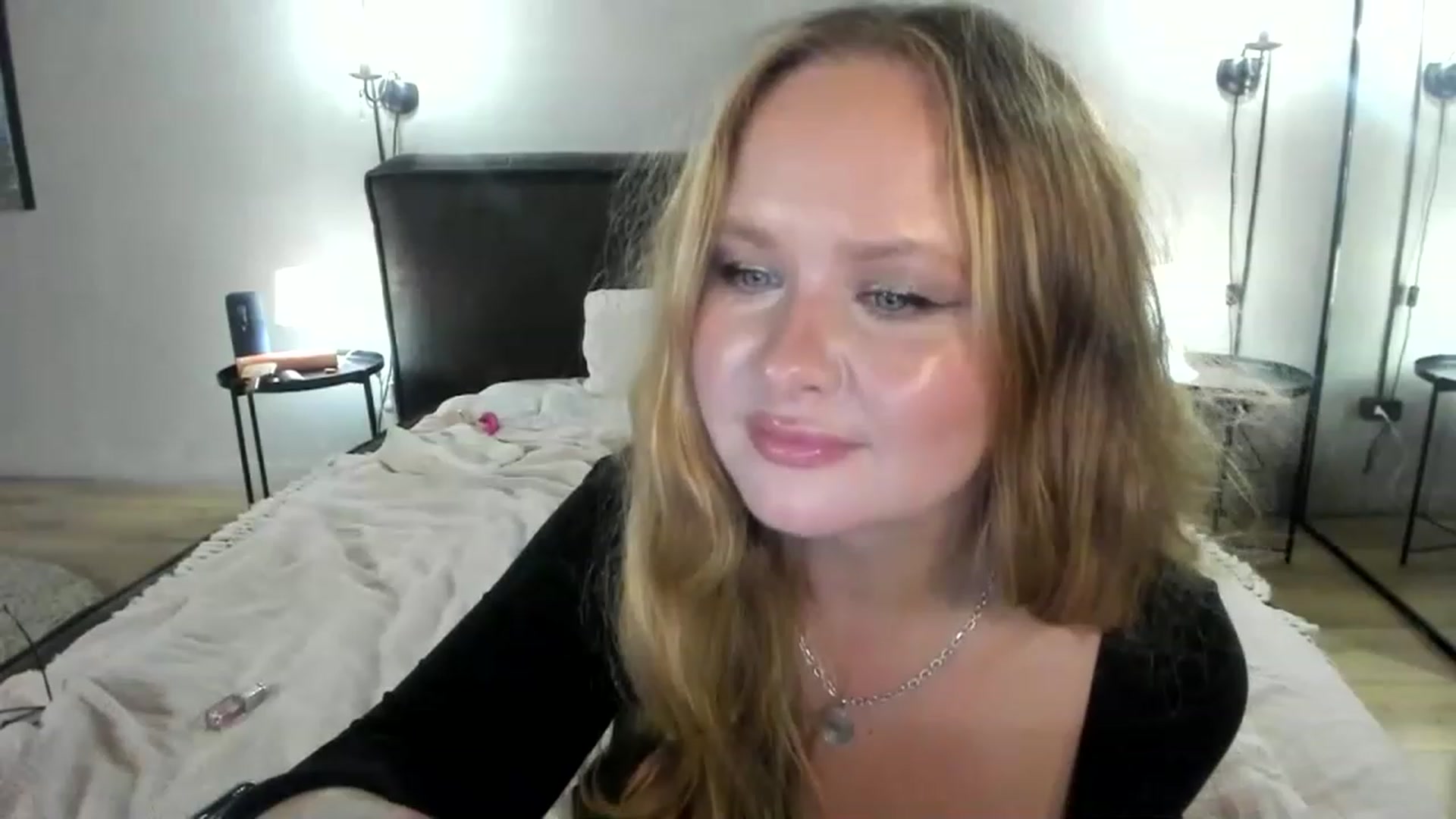 Gallery image thumbnail from F_L_E_U_R's myfreecams stream on, 07/31/2023, 24:01 image 8 of 20