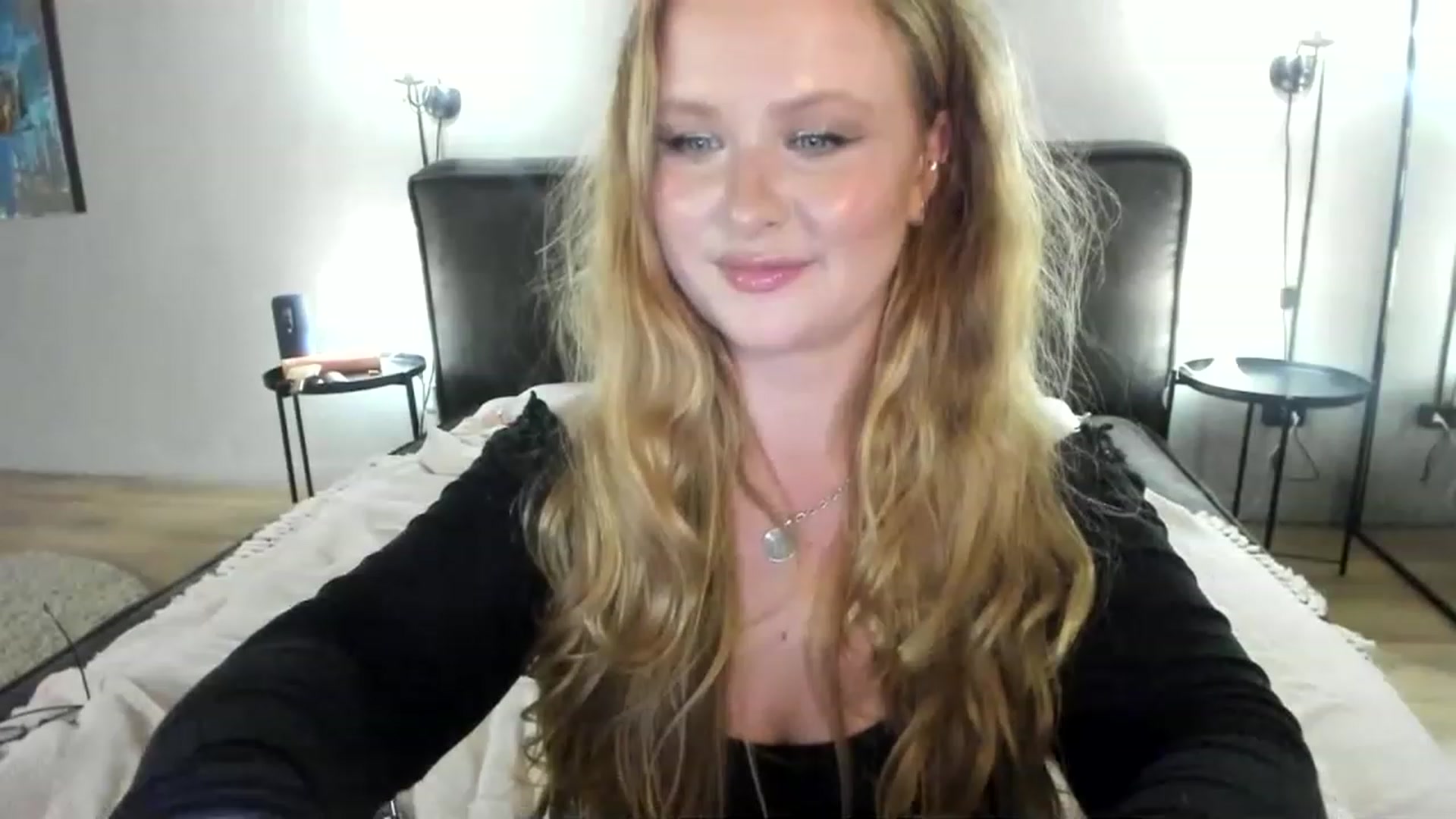 Gallery image thumbnail from F_L_E_U_R's myfreecams stream on, 07/31/2023, 24:01 image 3 of 20
