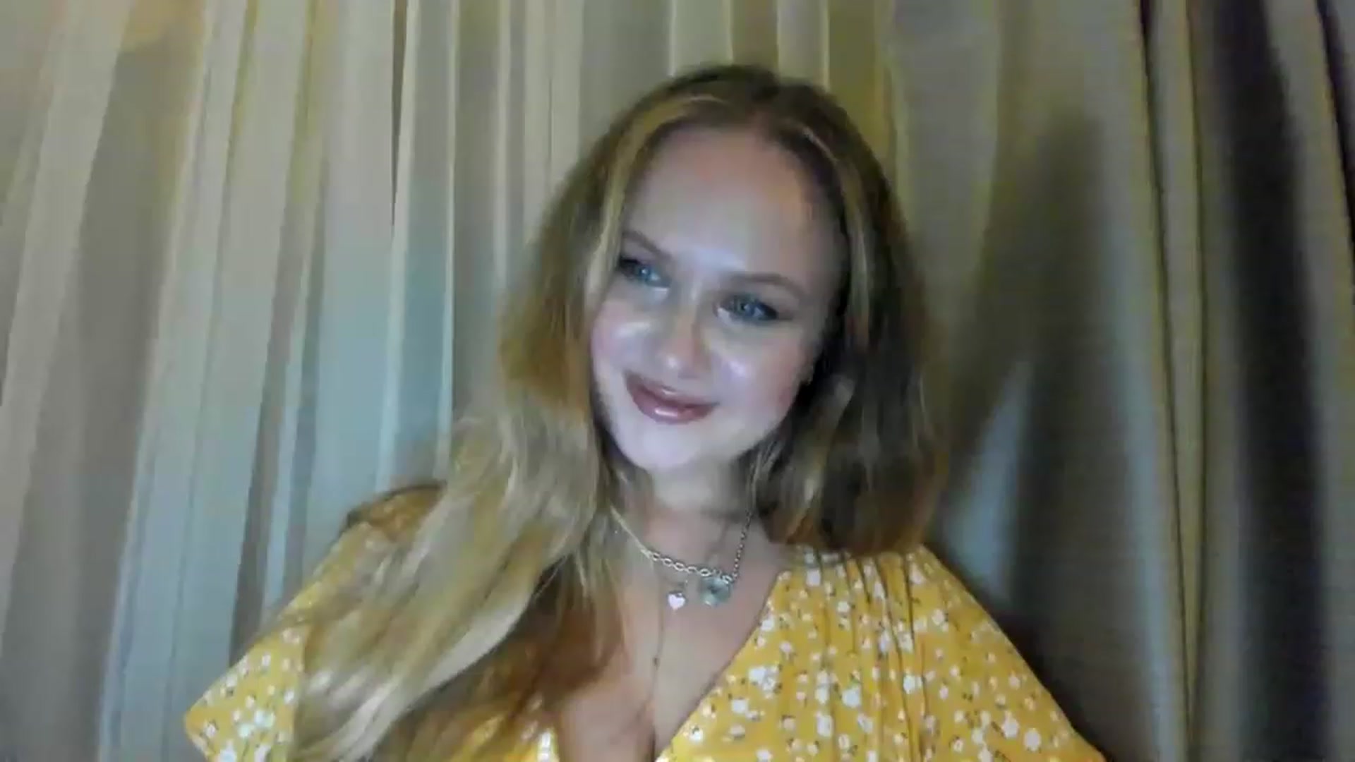 Gallery image thumbnail from F_L_E_U_R's myfreecams stream on, 08/08/2023, 20:43 image 8 of 20