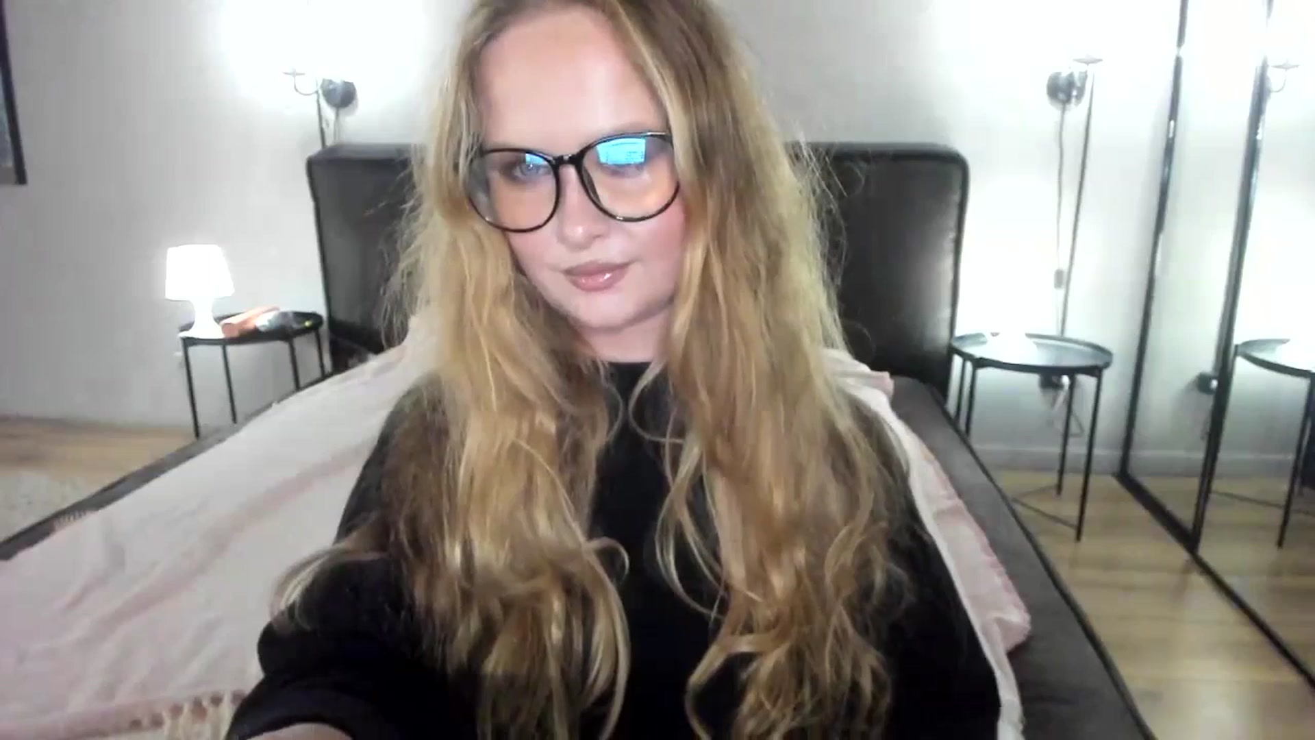 Gallery image thumbnail from F_L_E_U_R's myfreecams stream on, 08/21/2023, 22:03 image 16 of 20