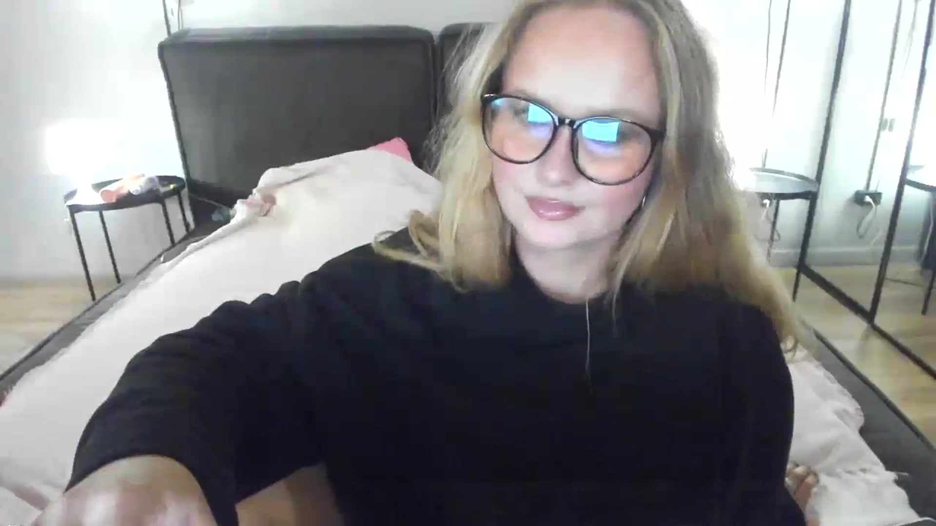 Gallery image thumbnail from F_L_E_U_R's myfreecams stream on, 08/21/2023, 22:03 image 7 of 20