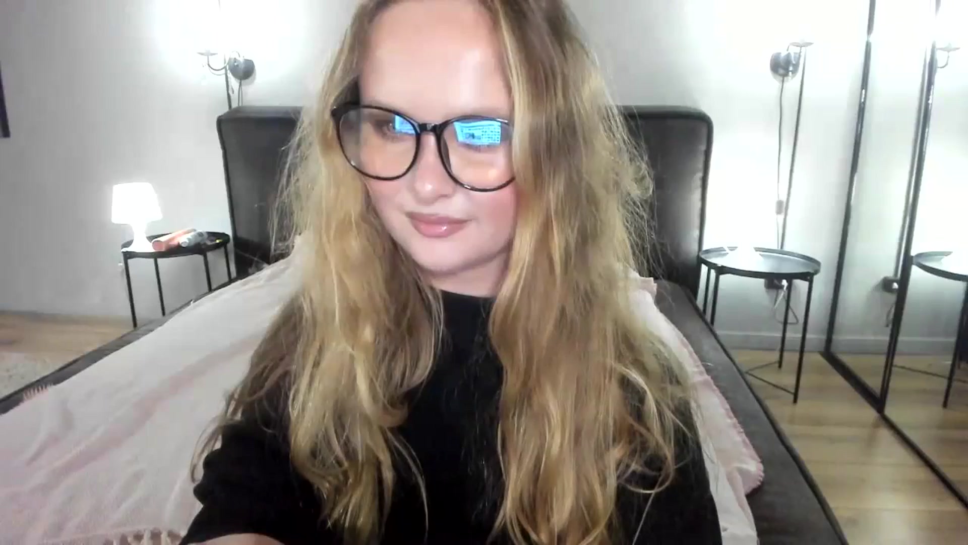 Gallery image thumbnail from F_L_E_U_R's myfreecams stream on, 08/21/2023, 22:03 image 19 of 20