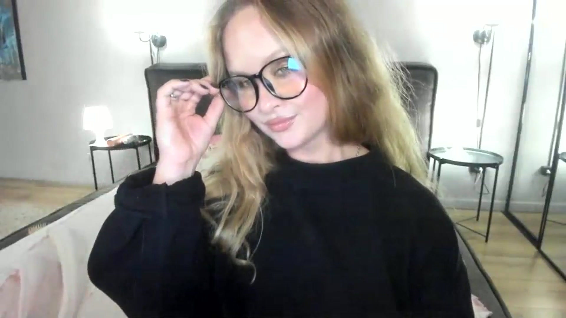 Gallery image thumbnail from F_L_E_U_R's myfreecams stream on, 08/21/2023, 22:39 image 2 of 20