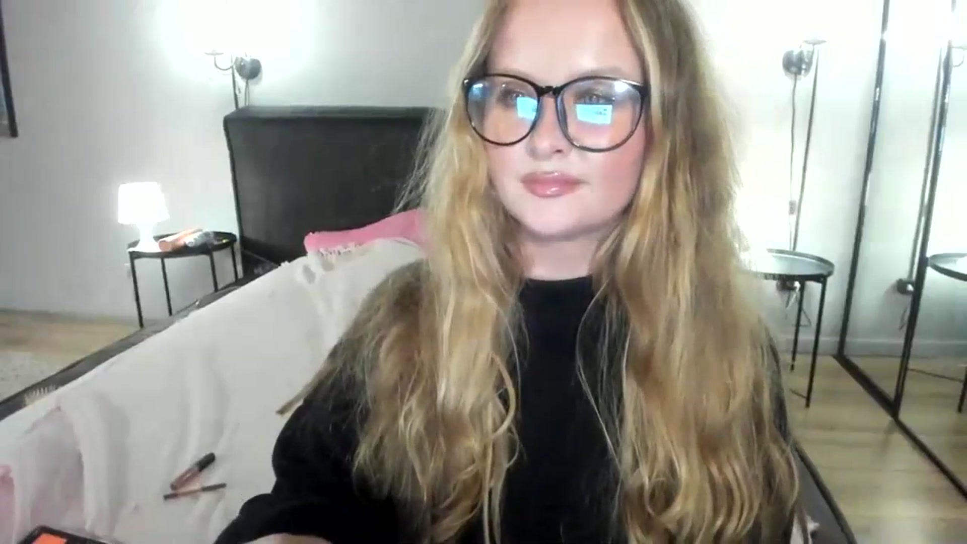 Gallery image thumbnail from F_L_E_U_R's myfreecams stream on, 08/21/2023, 22:39 image 4 of 20
