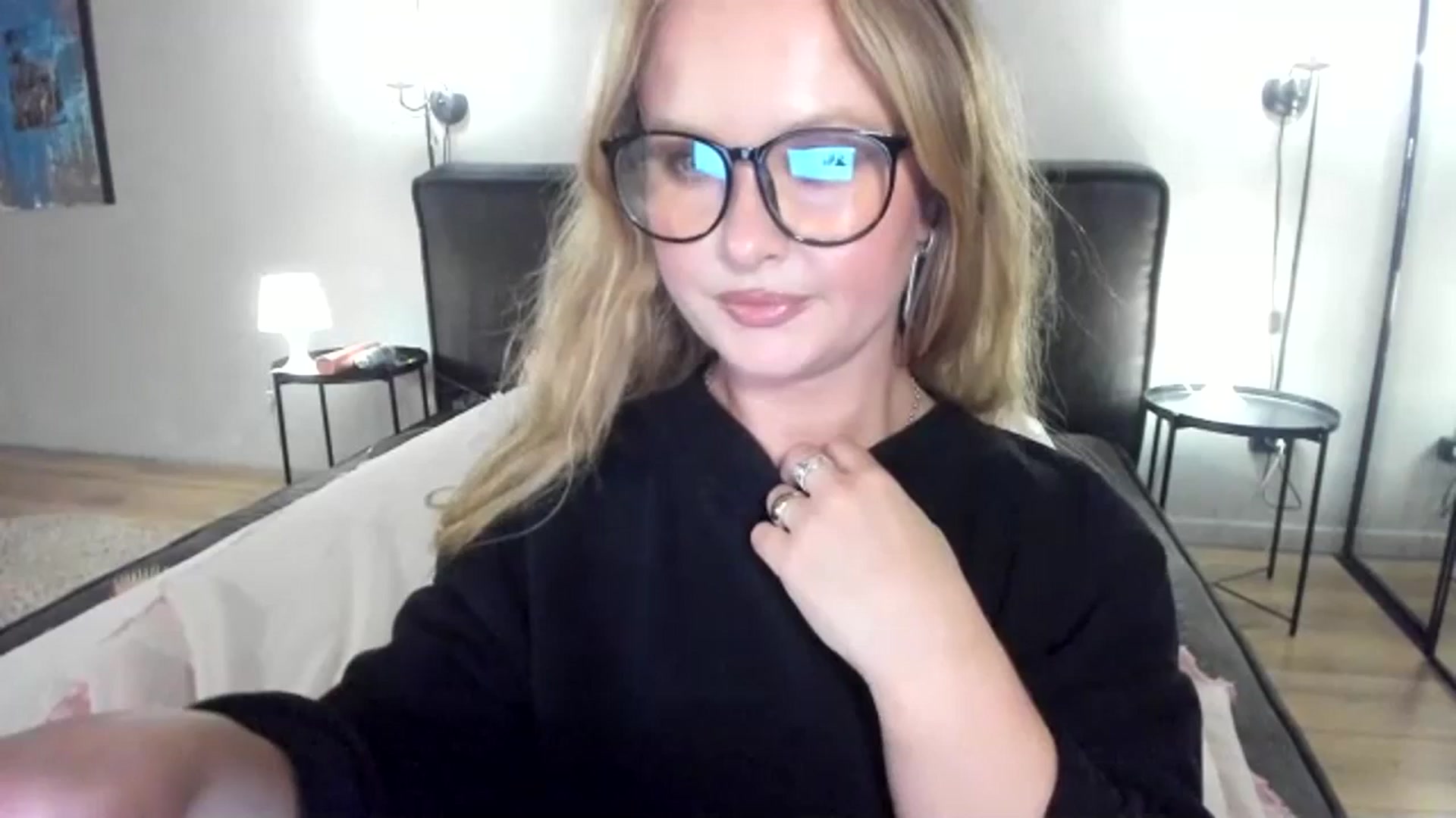 Gallery image thumbnail from F_L_E_U_R's myfreecams stream on, 08/21/2023, 22:39 image 1 of 20