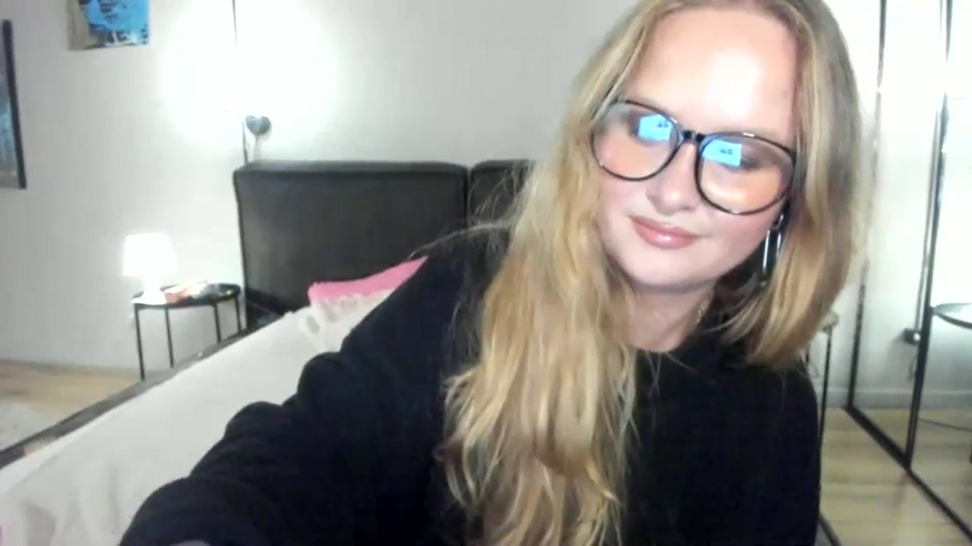 Gallery image thumbnail from F_L_E_U_R's myfreecams stream on, 08/21/2023, 22:39 image 15 of 20