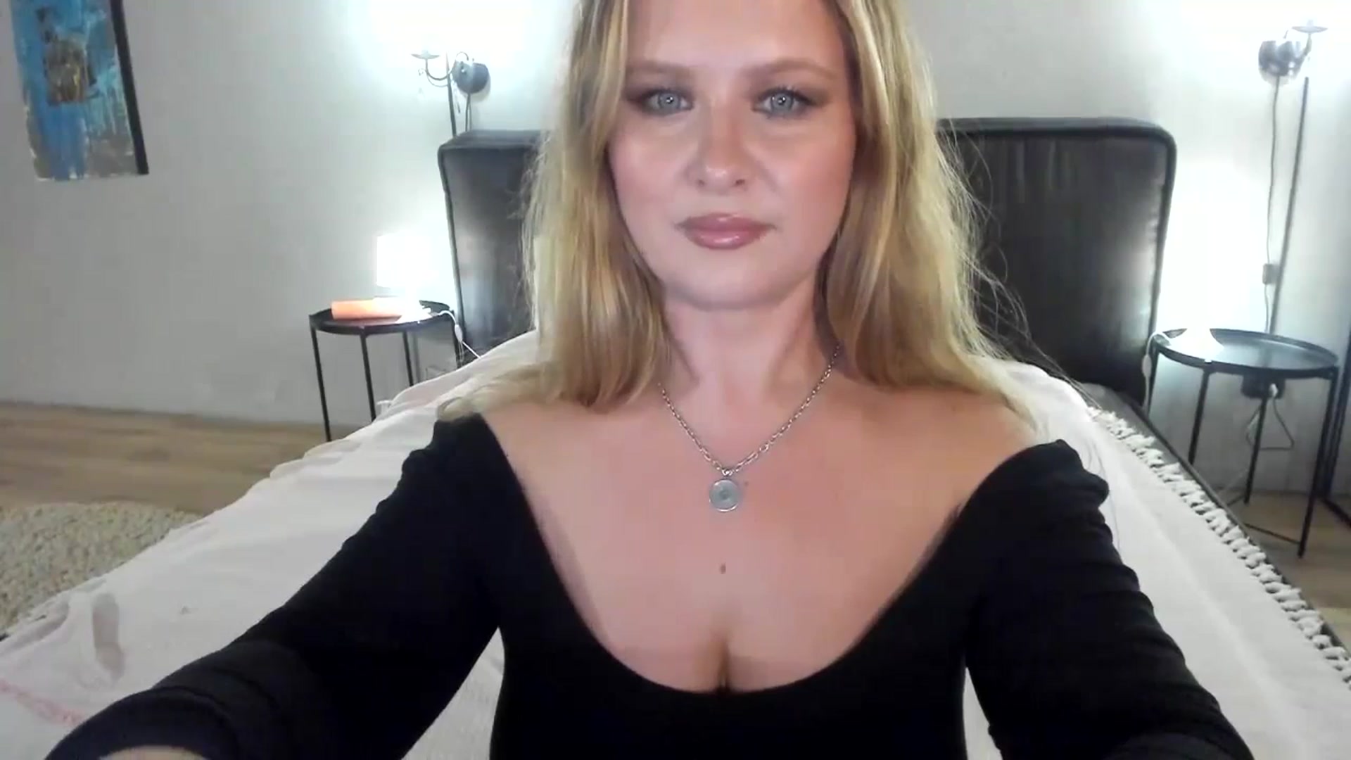 Gallery image thumbnail from F_L_E_U_R's myfreecams stream on, 08/22/2023, 21:59 image 12 of 20