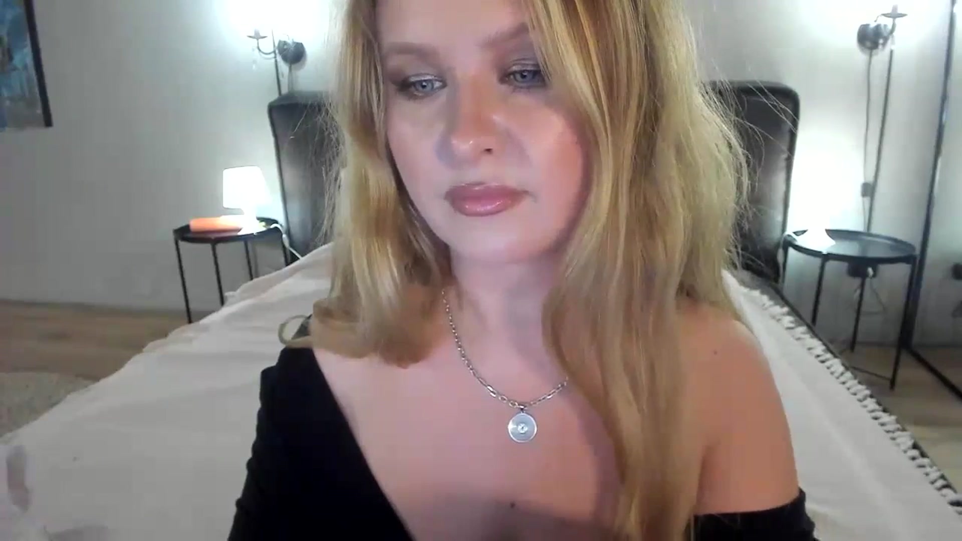 Gallery image thumbnail from F_L_E_U_R's myfreecams stream on, 08/22/2023, 21:59 image 4 of 20