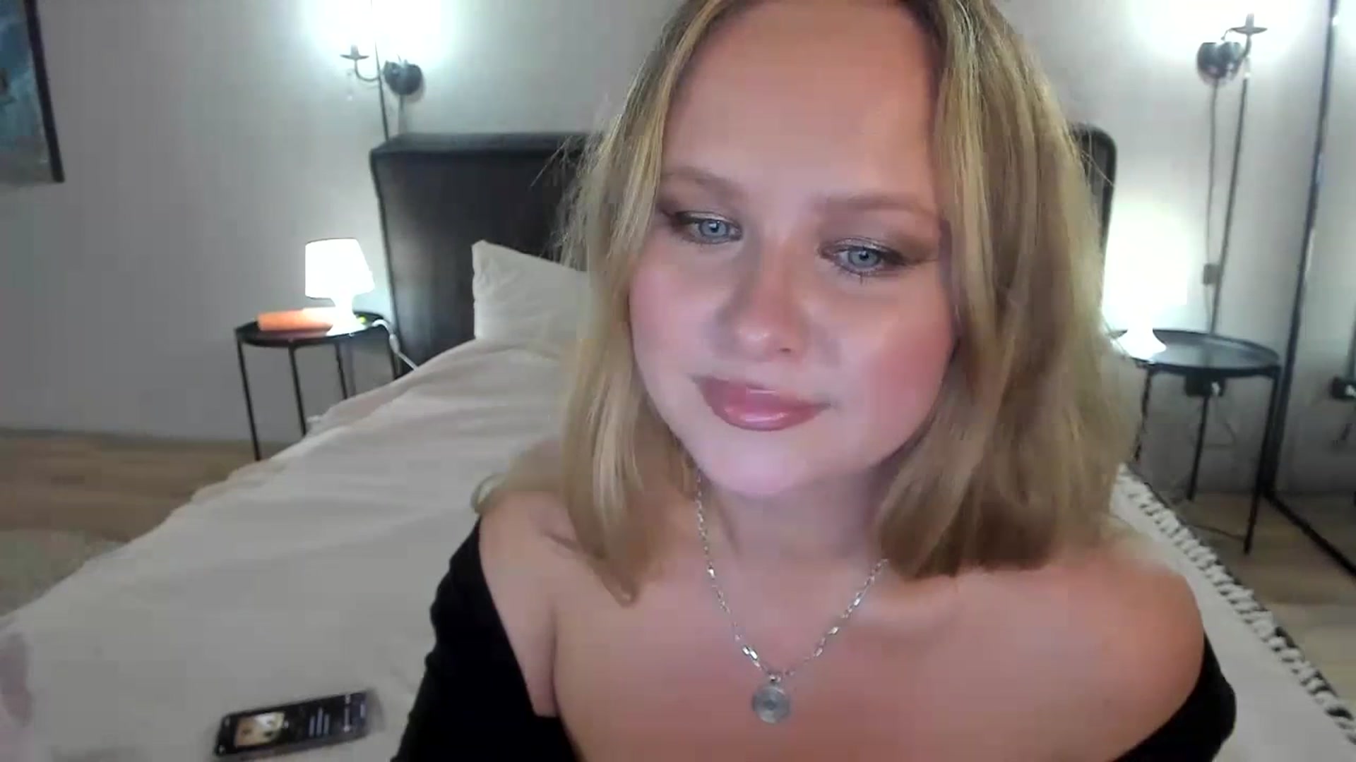 Gallery image thumbnail from F_L_E_U_R's myfreecams stream on, 08/22/2023, 21:59 image 9 of 20