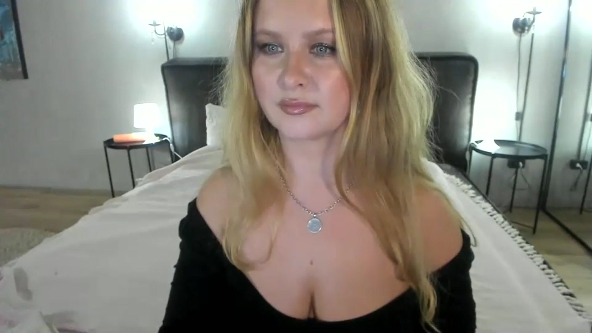 Gallery image thumbnail from F_L_E_U_R's myfreecams stream on, 08/22/2023, 22:38 image 6 of 20