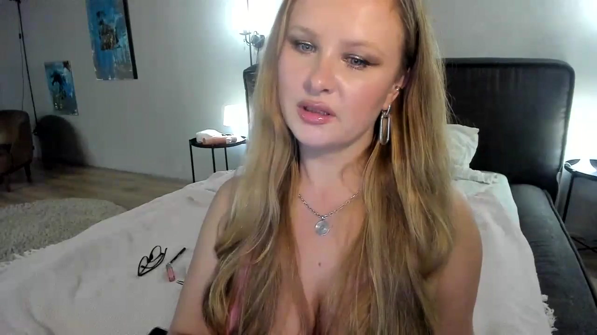 Gallery image thumbnail from F_L_E_U_R's myfreecams stream on, 09/10/2023, 20:33 image 17 of 20