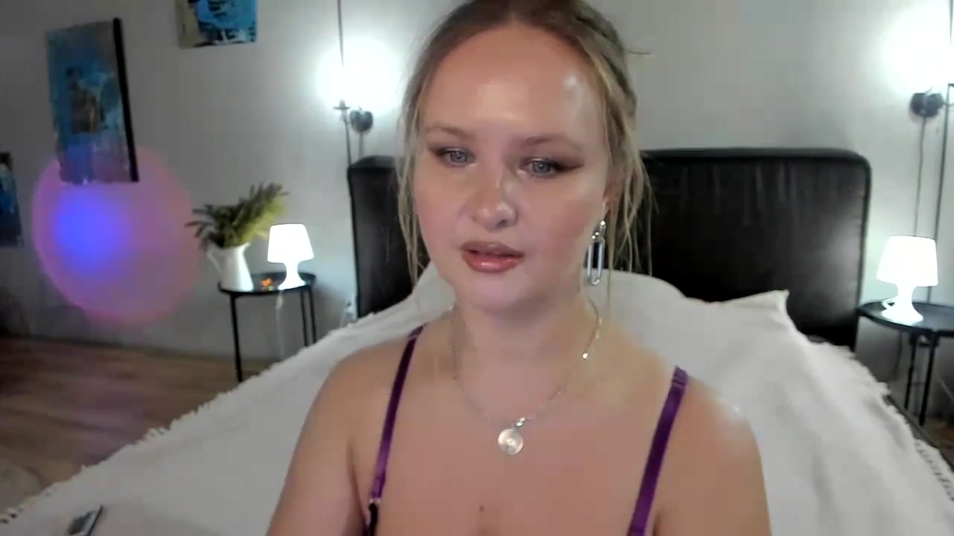 Gallery image thumbnail from F_L_E_U_R's myfreecams stream on, 12/17/2023, 19:11 image 7 of 20