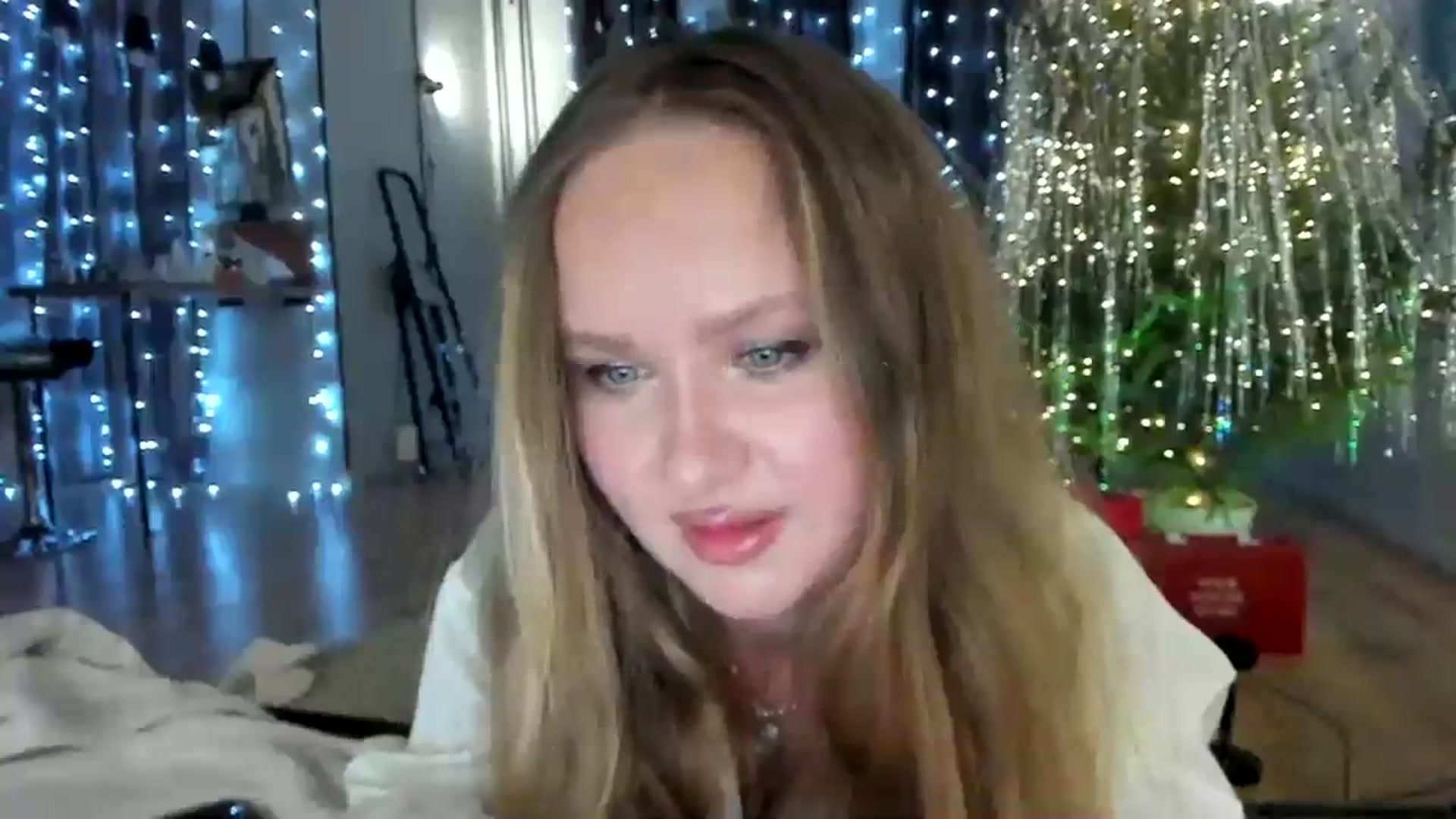 Gallery image thumbnail from F_L_E_U_R's myfreecams stream on, 12/25/2023, 21:26 image 17 of 20