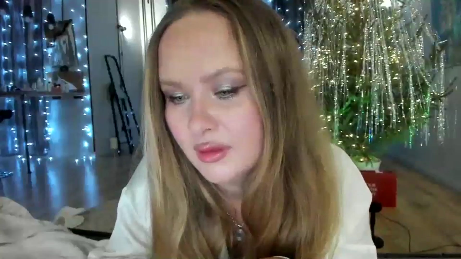 Gallery image thumbnail from F_L_E_U_R's myfreecams stream on, 12/25/2023, 21:26 image 18 of 20