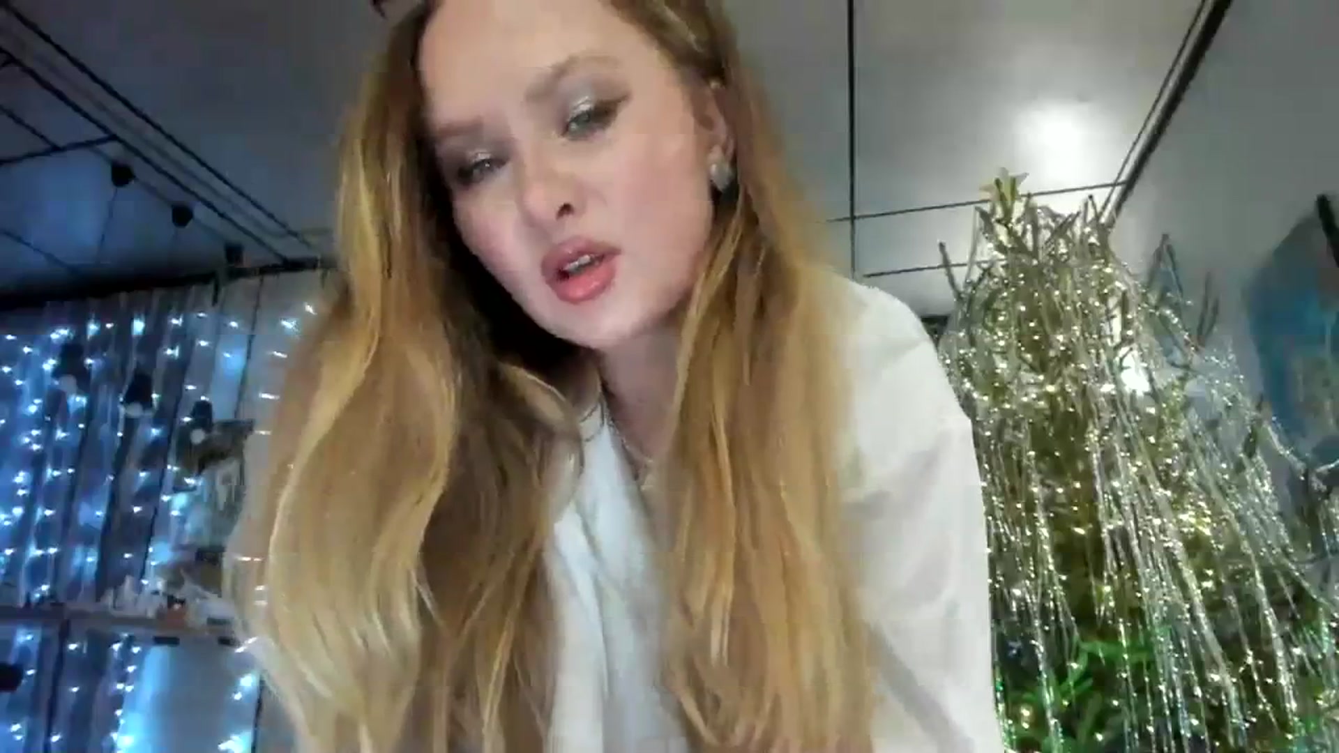 Gallery image thumbnail from F_L_E_U_R's myfreecams stream on, 12/25/2023, 21:26 image 15 of 20