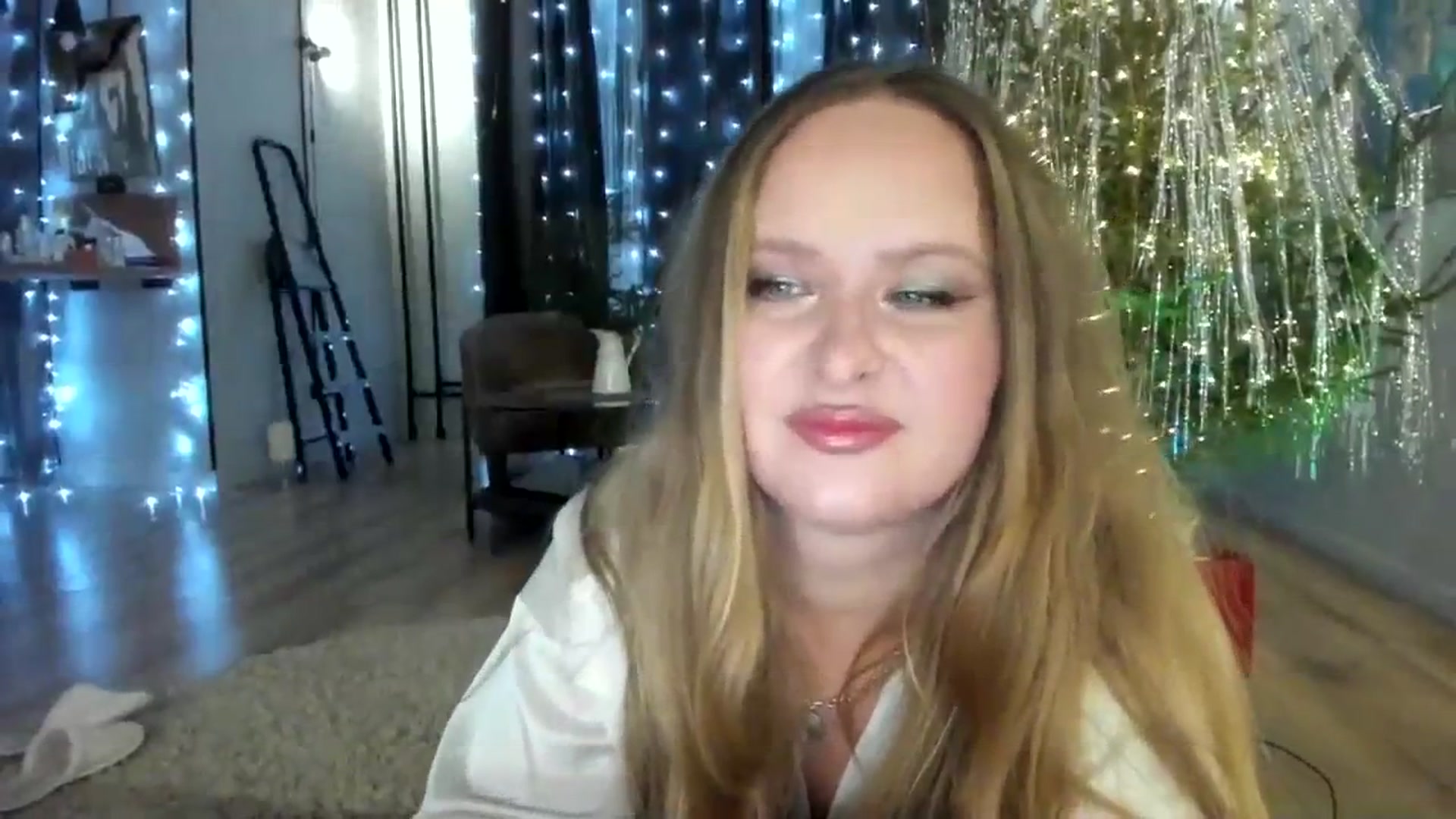 Gallery image thumbnail from F_L_E_U_R's myfreecams stream on, 12/25/2023, 21:26 image 6 of 20