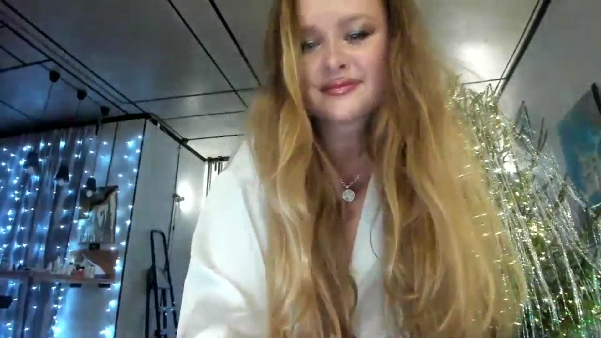 Gallery image thumbnail from F_L_E_U_R's myfreecams stream on, 12/25/2023, 21:26 image 11 of 20