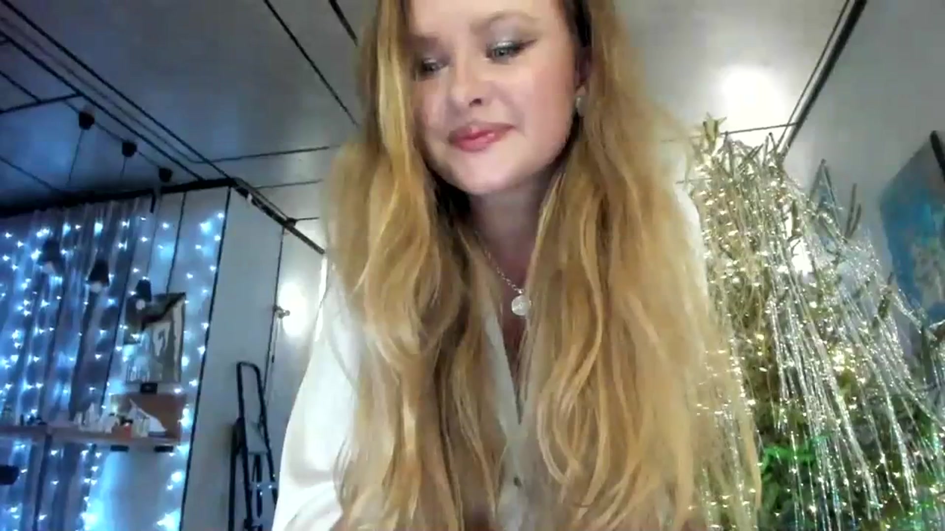 Gallery image thumbnail from F_L_E_U_R's myfreecams stream on, 12/25/2023, 21:26 image 8 of 20