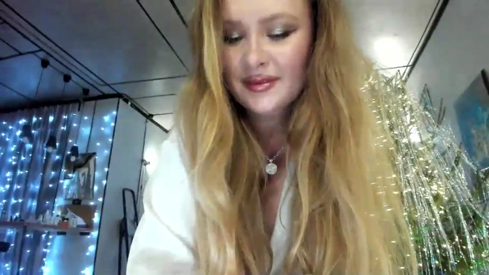 Gallery image thumbnail from F_L_E_U_R's myfreecams stream on, 12/25/2023, 21:26 image 10 of 20