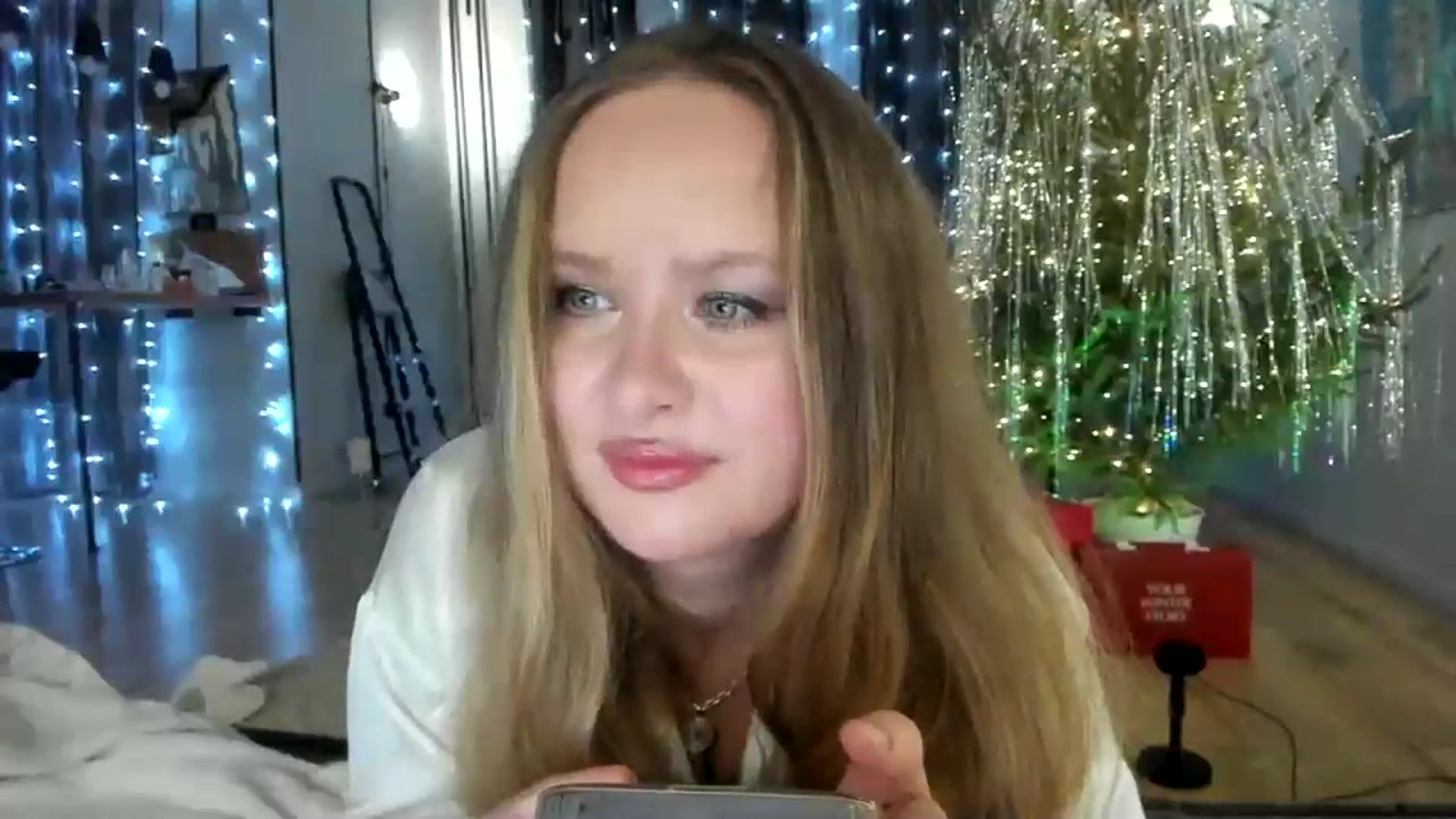 Gallery image thumbnail from F_L_E_U_R's myfreecams stream on, 12/25/2023, 21:26 image 19 of 20