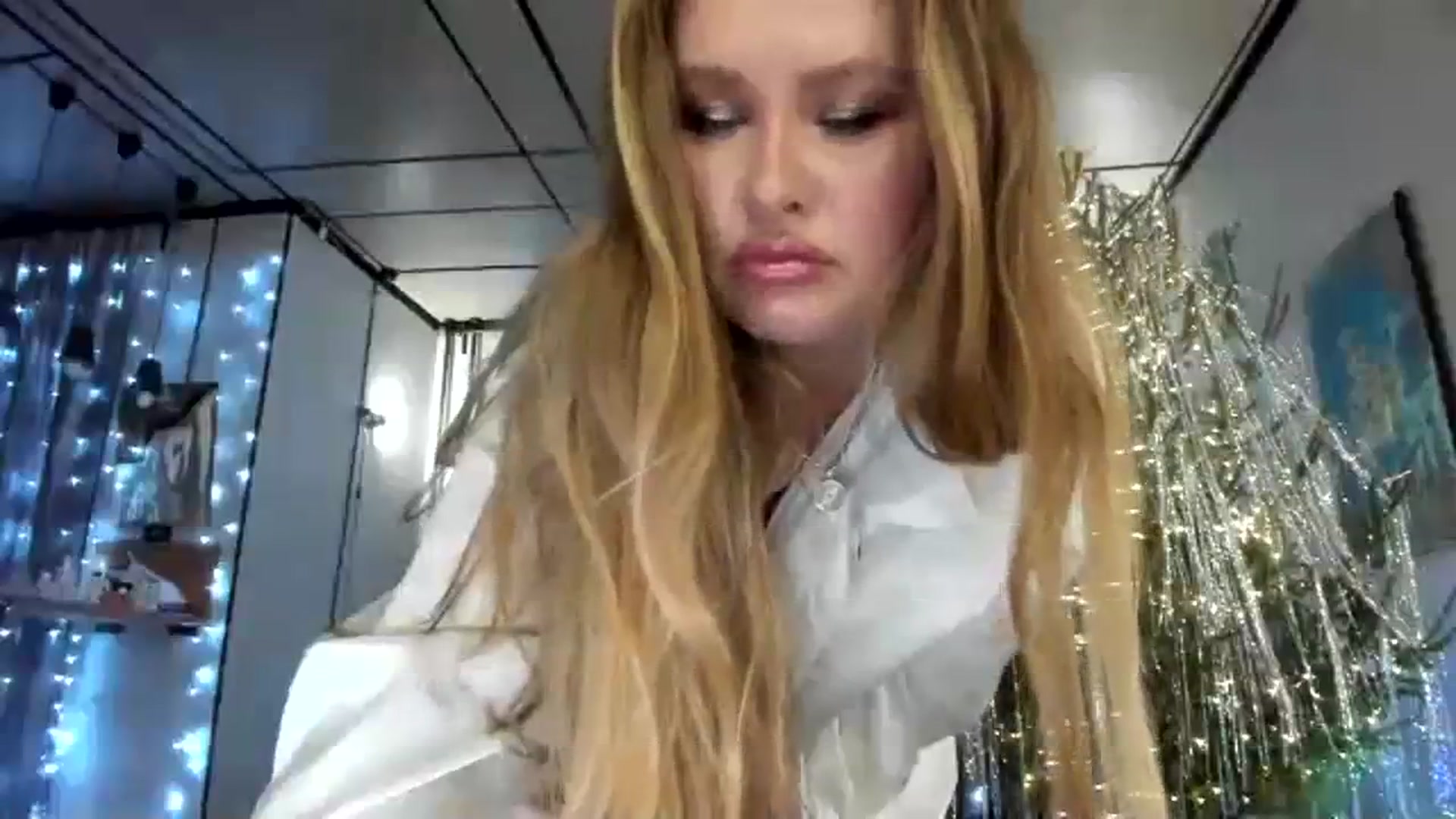 Gallery image thumbnail from F_L_E_U_R's myfreecams stream on, 12/25/2023, 23:33 image 8 of 20