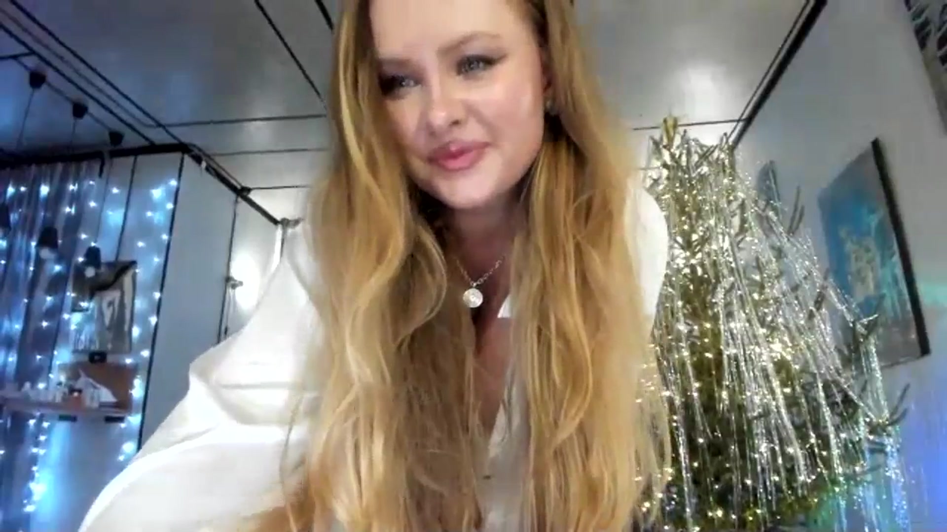 Gallery image thumbnail from F_L_E_U_R's myfreecams stream on, 12/25/2023, 23:33 image 13 of 20