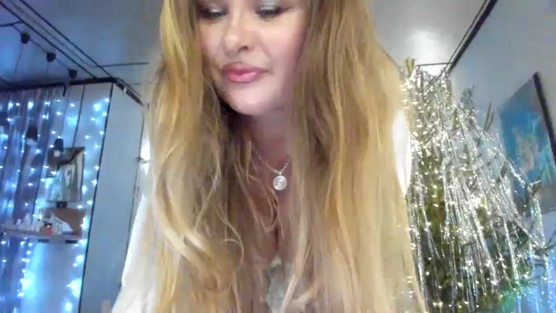 Gallery image thumbnail from F_L_E_U_R's myfreecams stream on, 12/25/2023, 23:33 image 7 of 20