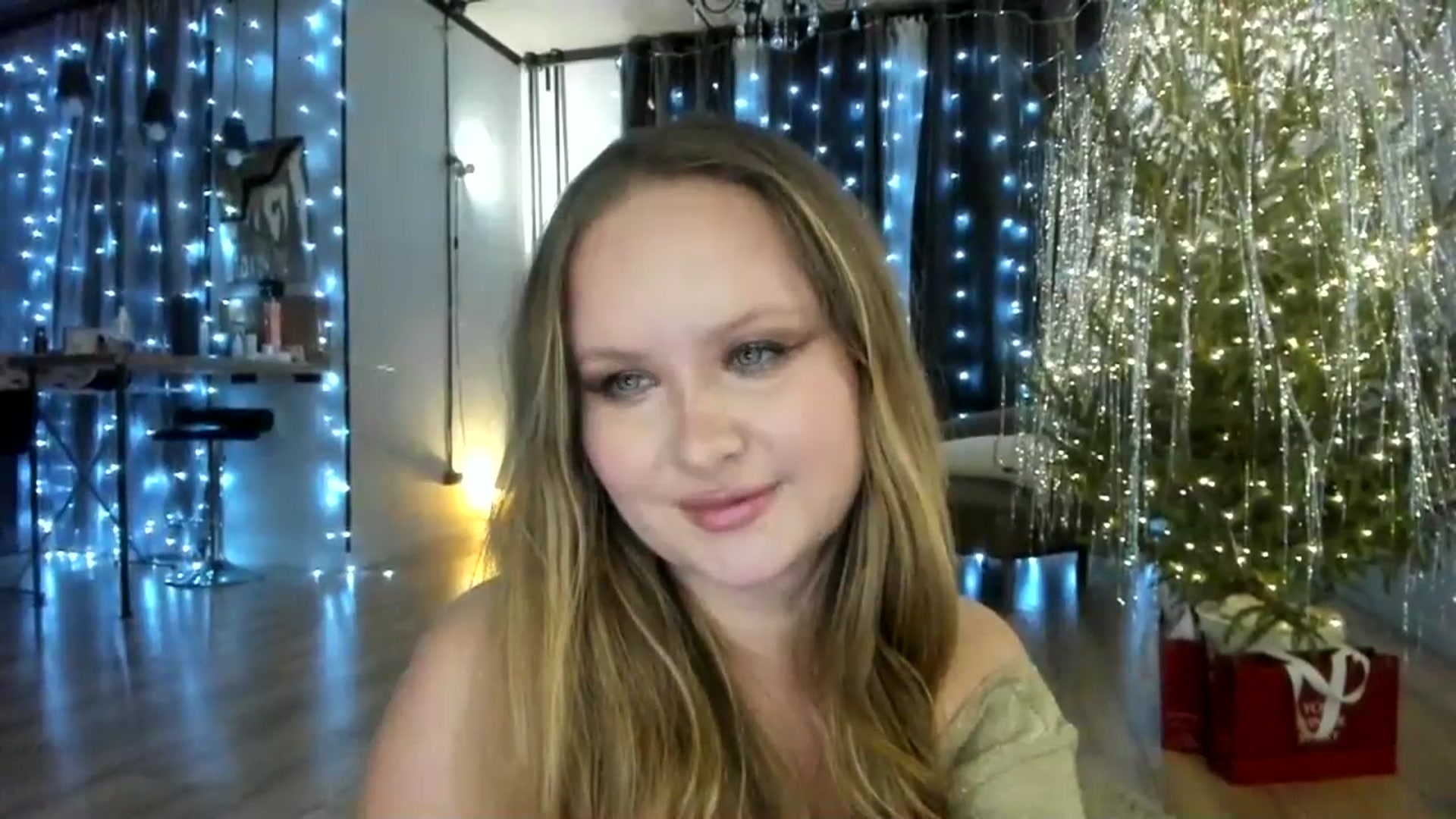 Gallery image thumbnail from F_L_E_U_R's myfreecams stream on, 01/15/2024, 22:54 image 7 of 20
