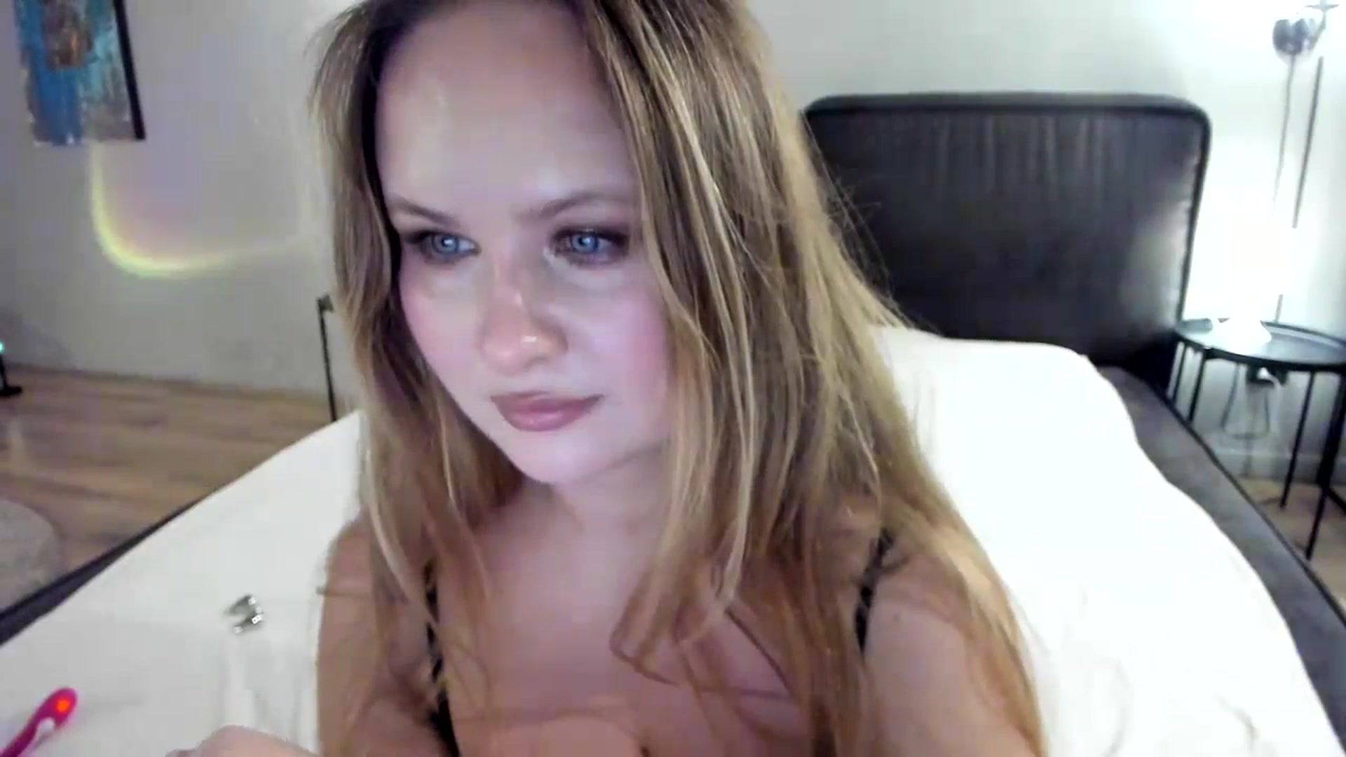 Gallery image thumbnail from F_L_E_U_R's myfreecams stream on, 01/22/2024, 24:25 image 2 of 20