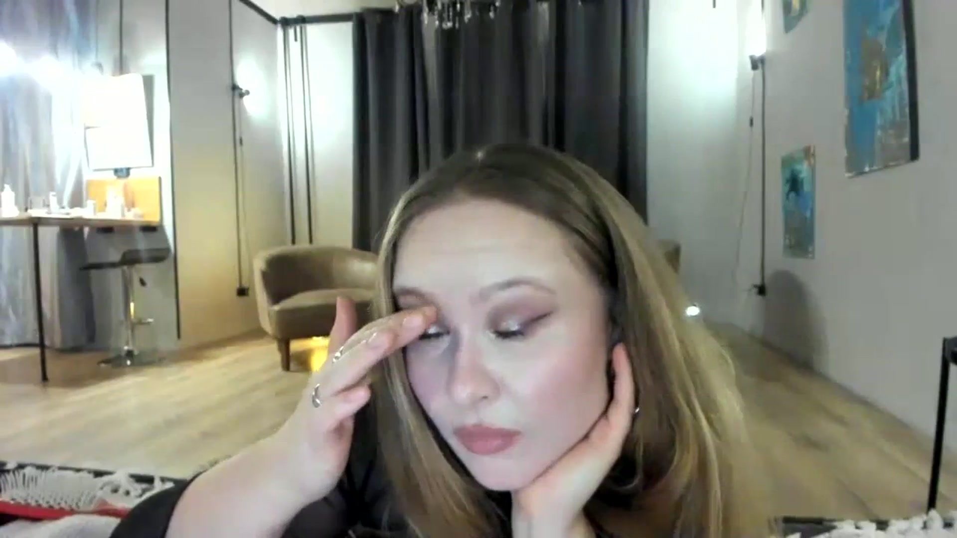 Gallery image thumbnail from F_L_E_U_R's myfreecams stream on, 01/26/2024, 01:05 image 15 of 20