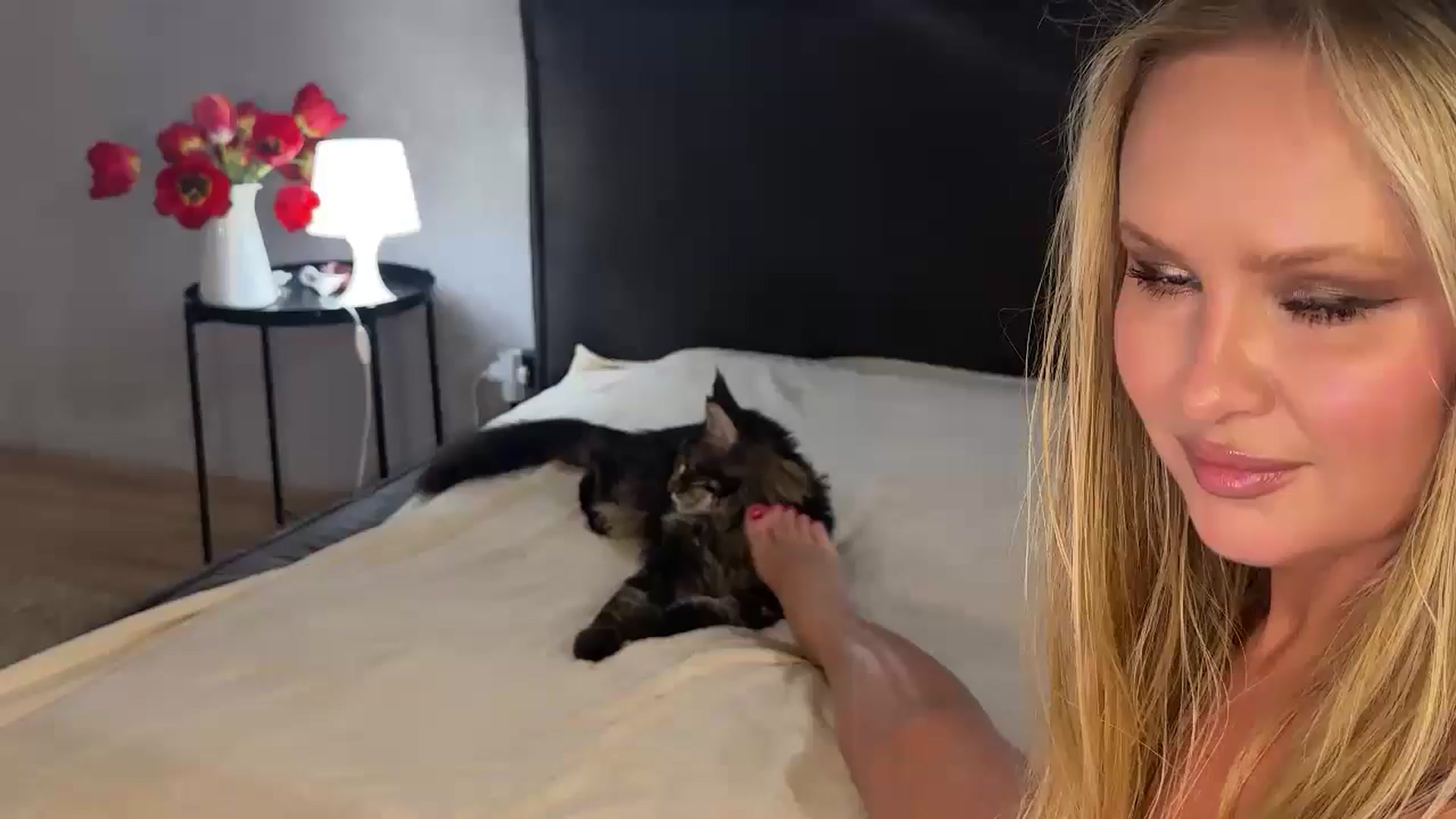 Gallery image thumbnail from F_L_E_U_R's myfreecams stream on, 05/12/2025, 01:09 image 18 of 20