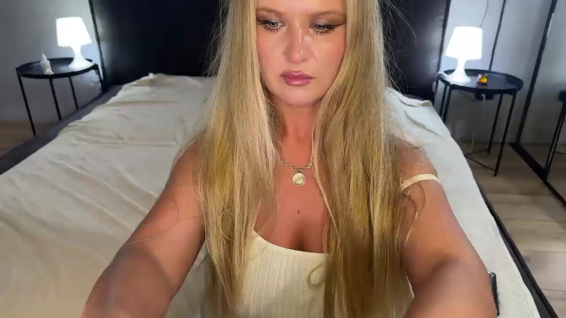 Gallery image thumbnail from F_L_E_U_R's myfreecams stream on, 05/19/2025, 02:38 image 14 of 20