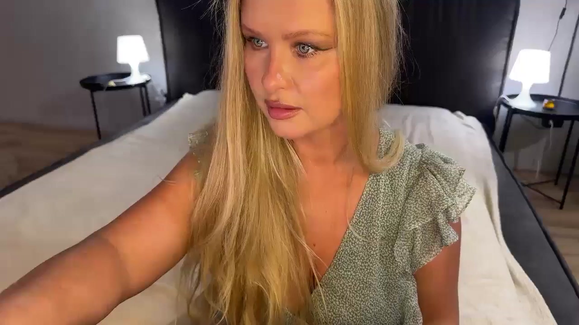 Gallery image thumbnail from F_L_E_U_R's myfreecams stream on, 05/19/2025, 17:52 image 12 of 20