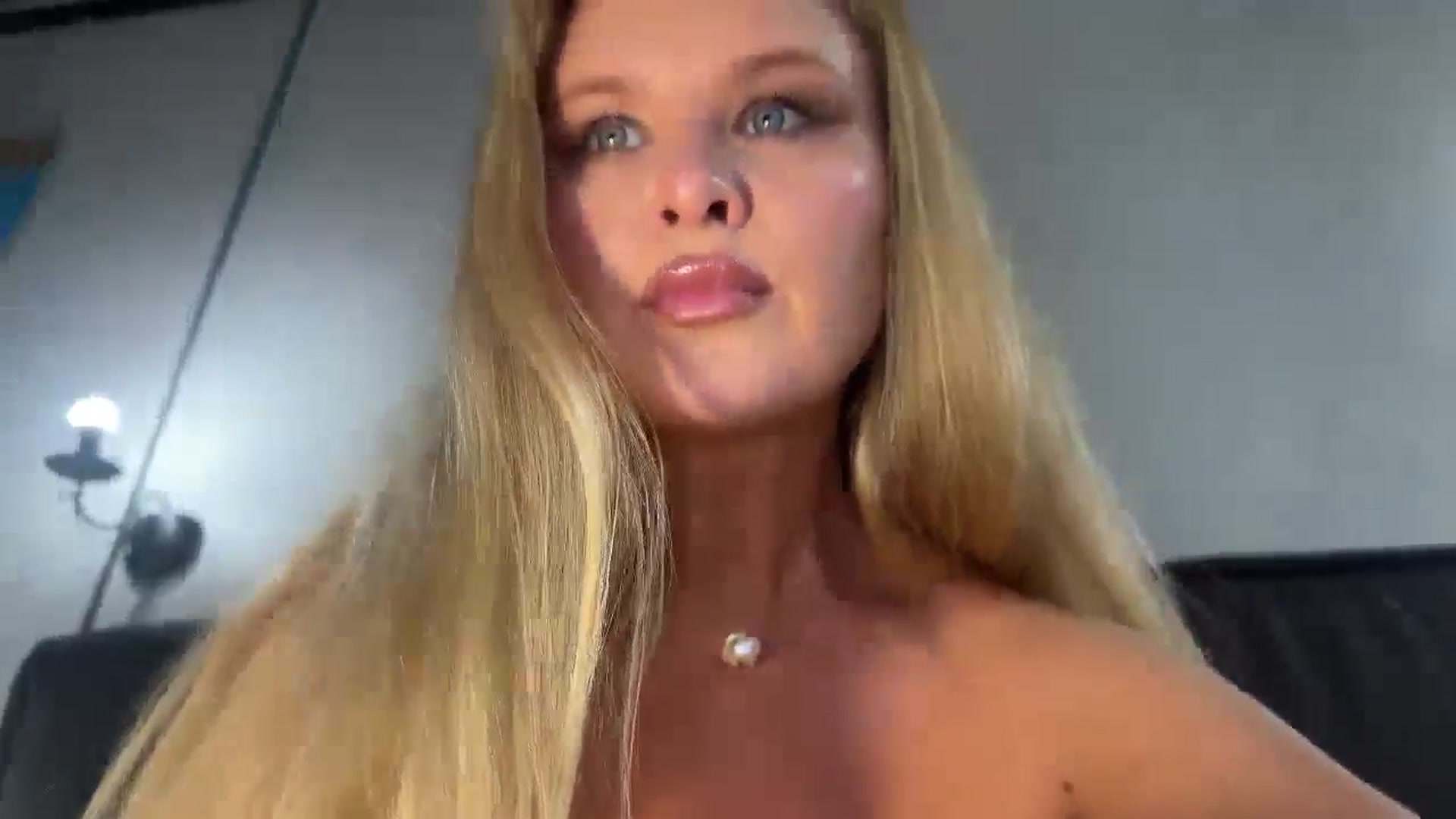 Gallery image thumbnail from F_L_E_U_R's myfreecams stream on, 06/08/2025, 24:58 image 19 of 20